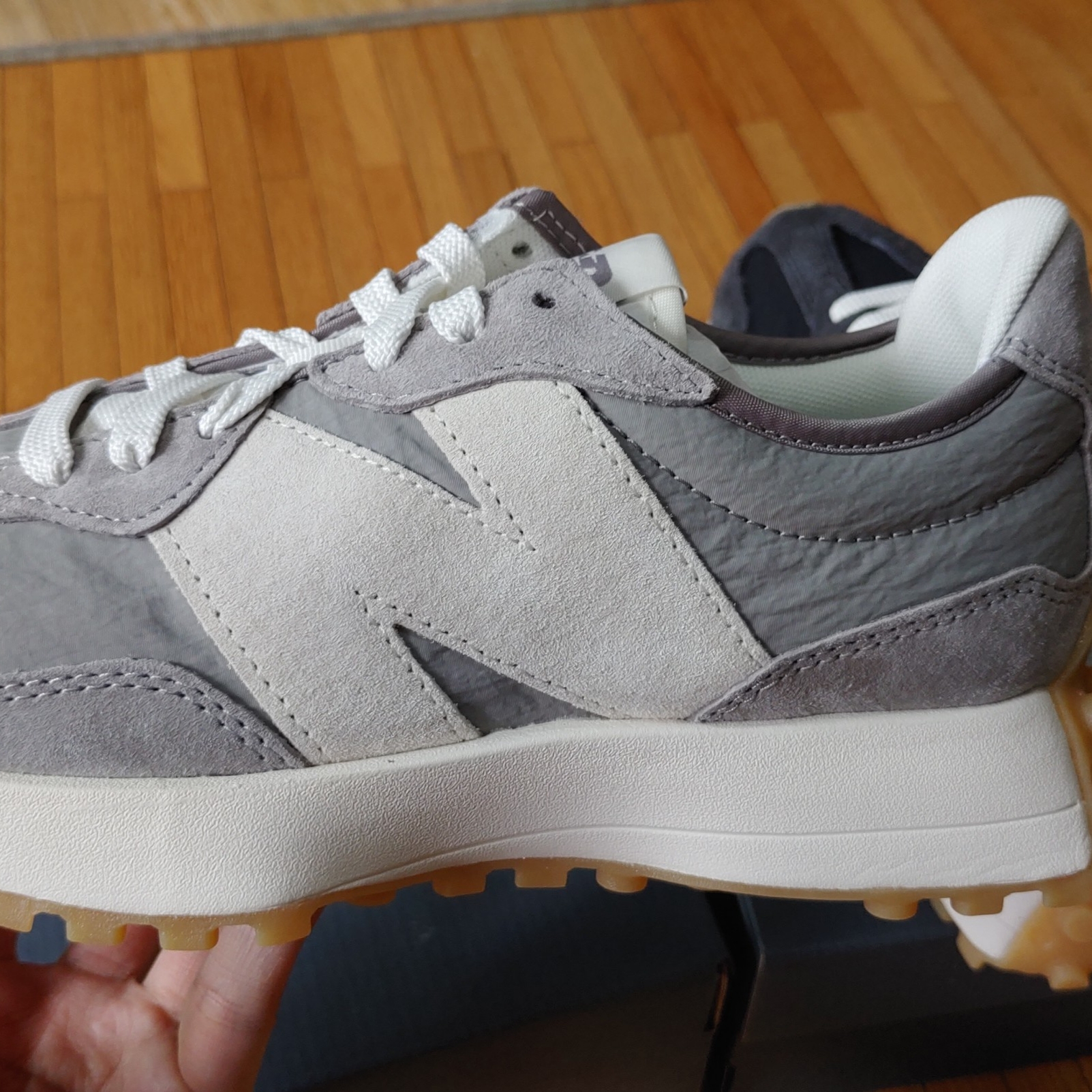 New Balance 327 Nimbus Cloud Rain Cloud, New Balance 327 Clean Vintage Black 착용 스타일 - 3