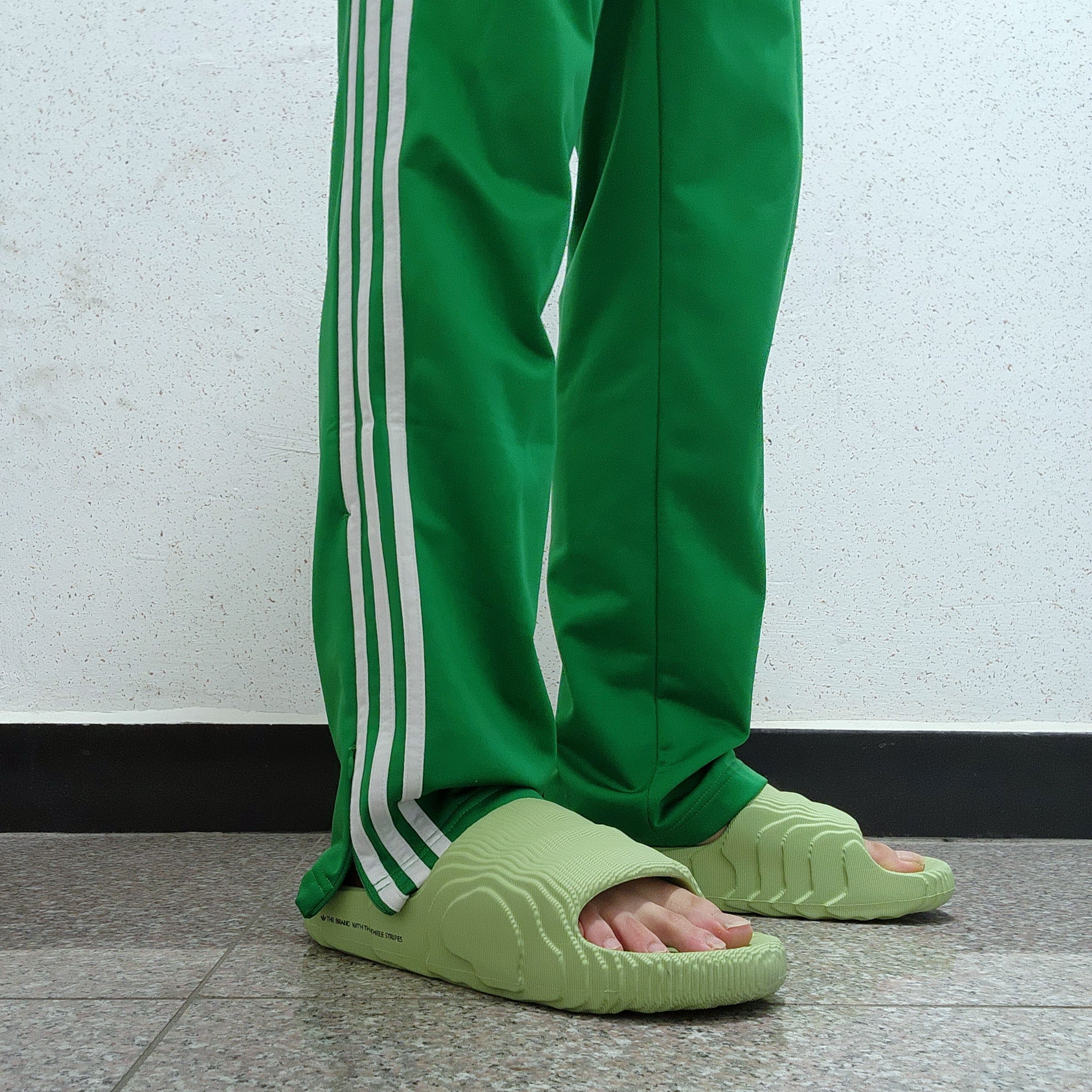 Adidas Adilette 22 Magic Lime 착용 스타일 - 2