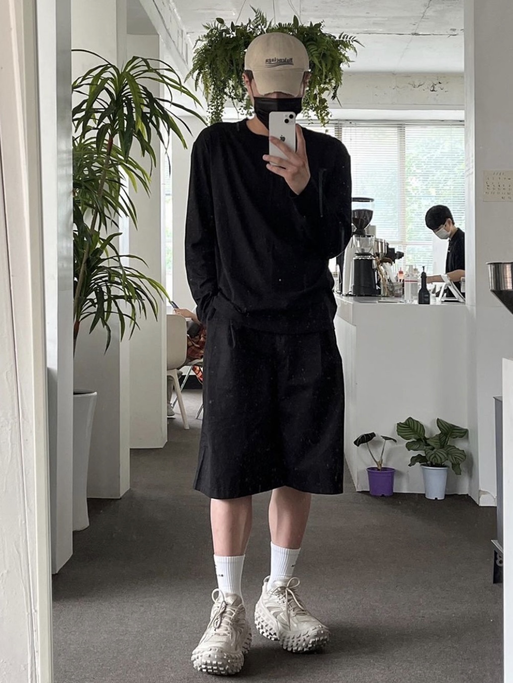 Balenciaga Defender Sneakers Beige 착용 스타일