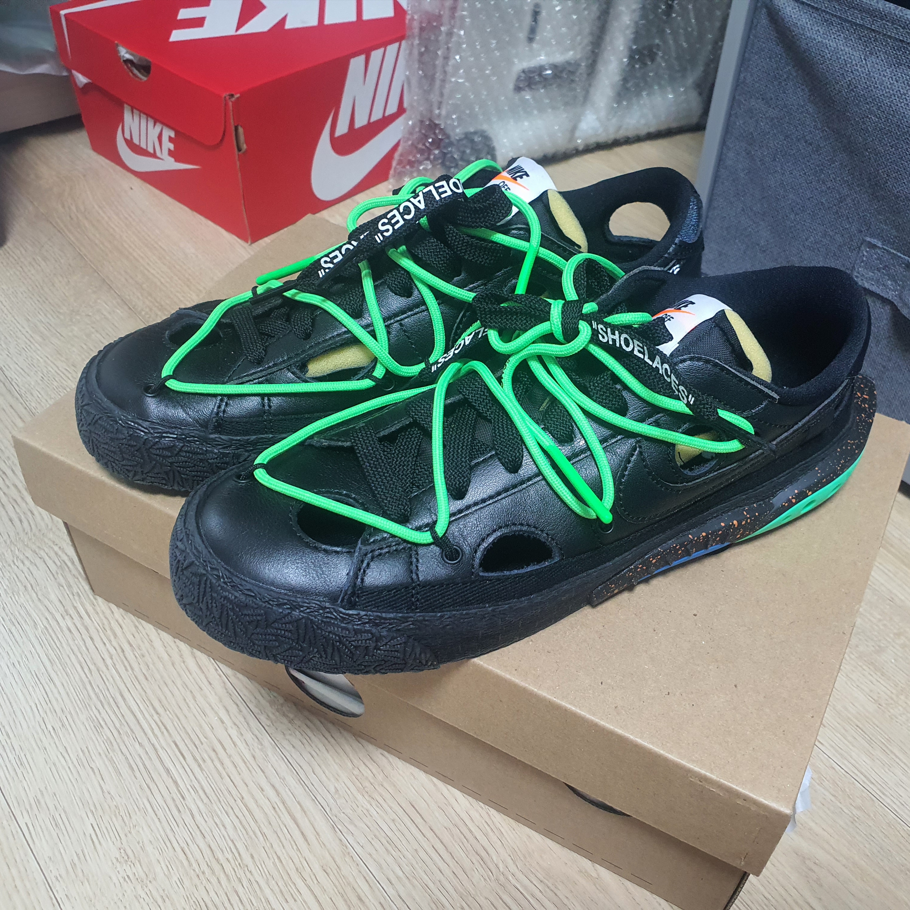 Nike x Off-White Blazer Low '77 Black and Electro Green 착용 스타일 - 3