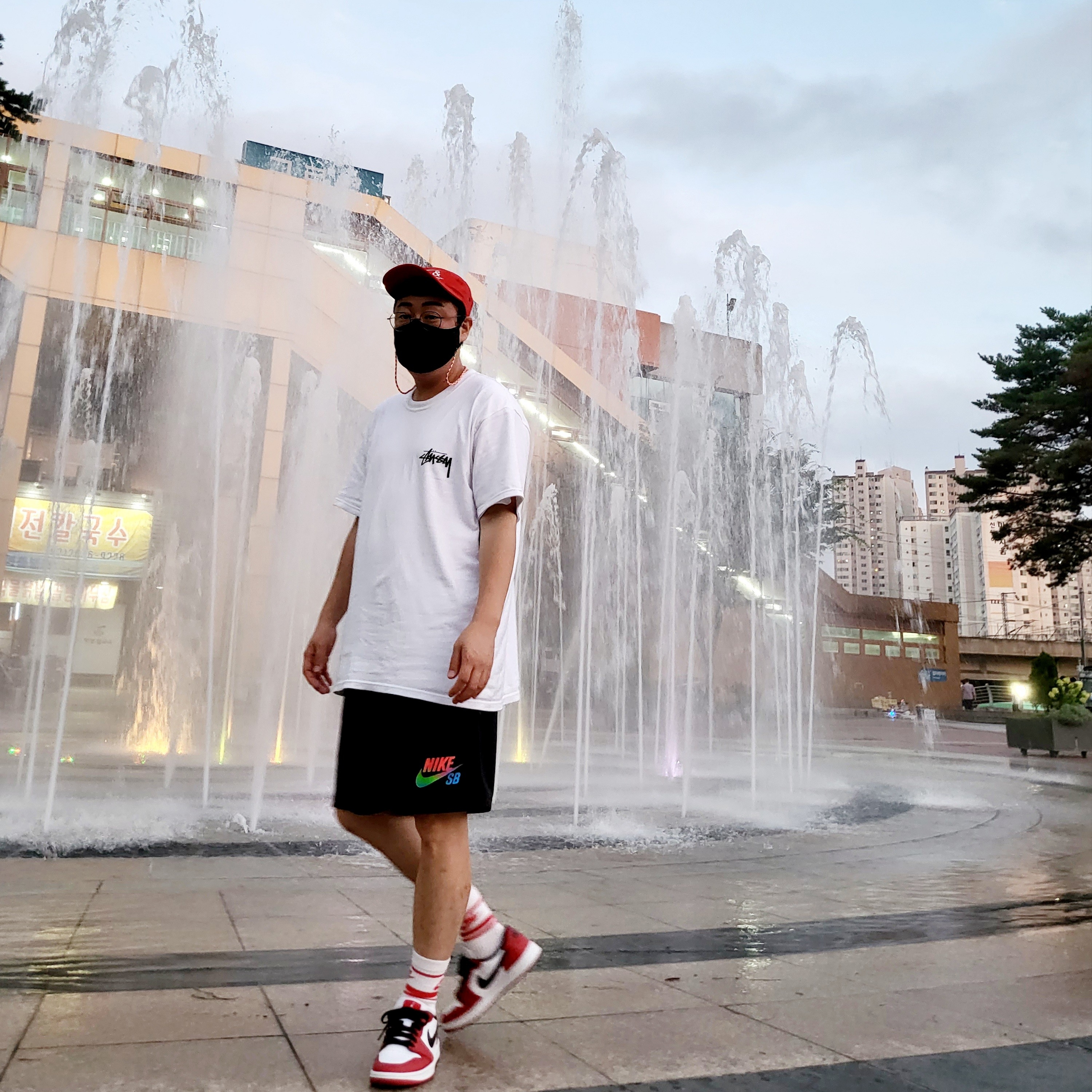 Nike x Undercover NRG AW84 TC Adjustable Cap Red, Stussy Fuzzy Dice T-Shirt White 착용 스타일 - 2