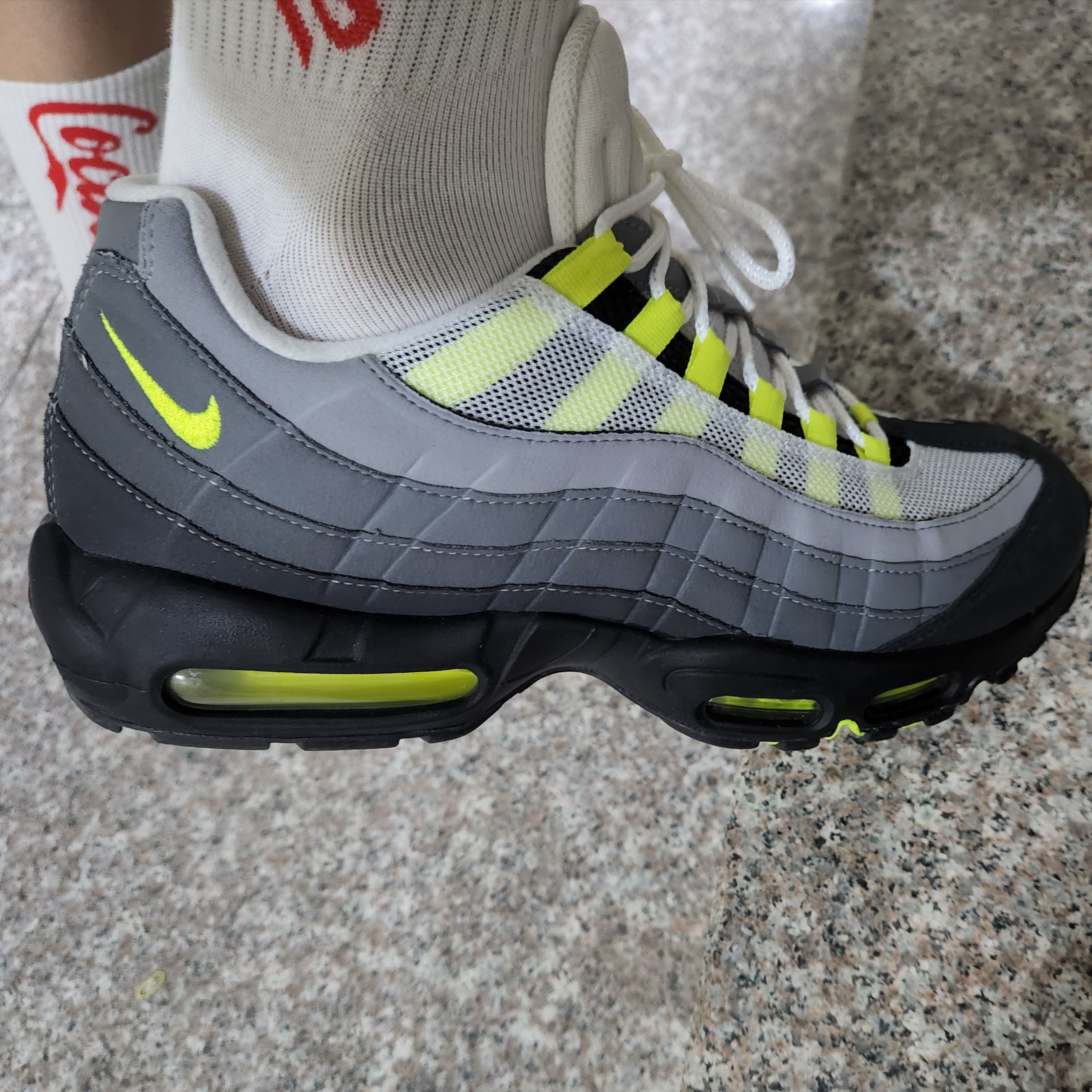 Nike Air Max 95 OG Neon Yellow 2020 착용 스타일 - 5