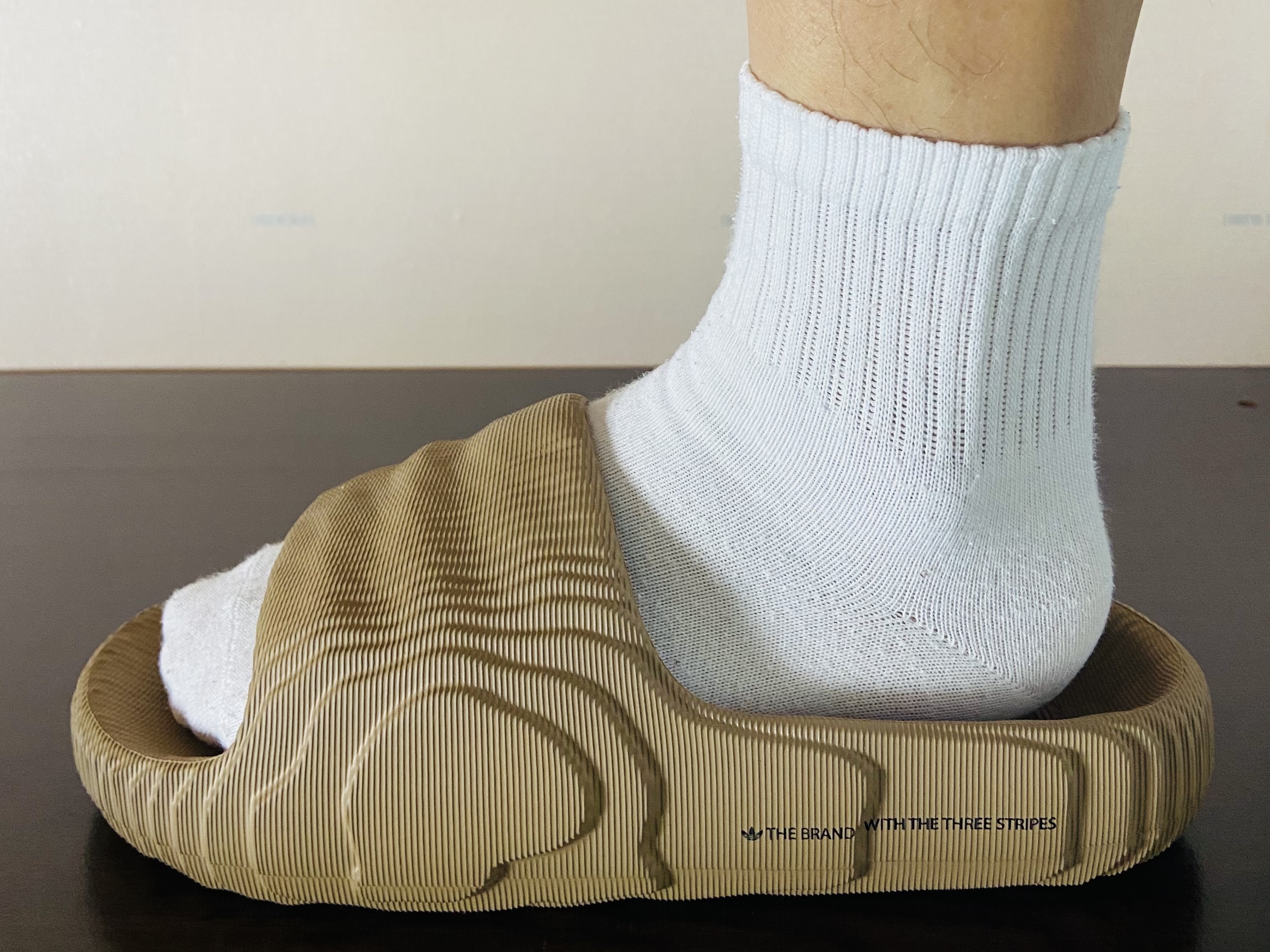 Adidas Adilette 22 Cardboard 착용 스타일