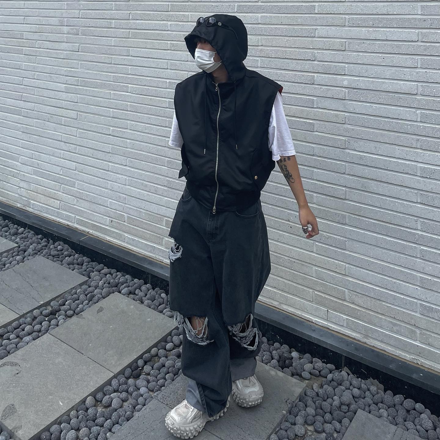 Balenciaga Defender Sneakers Beige 착용 스타일 - 1