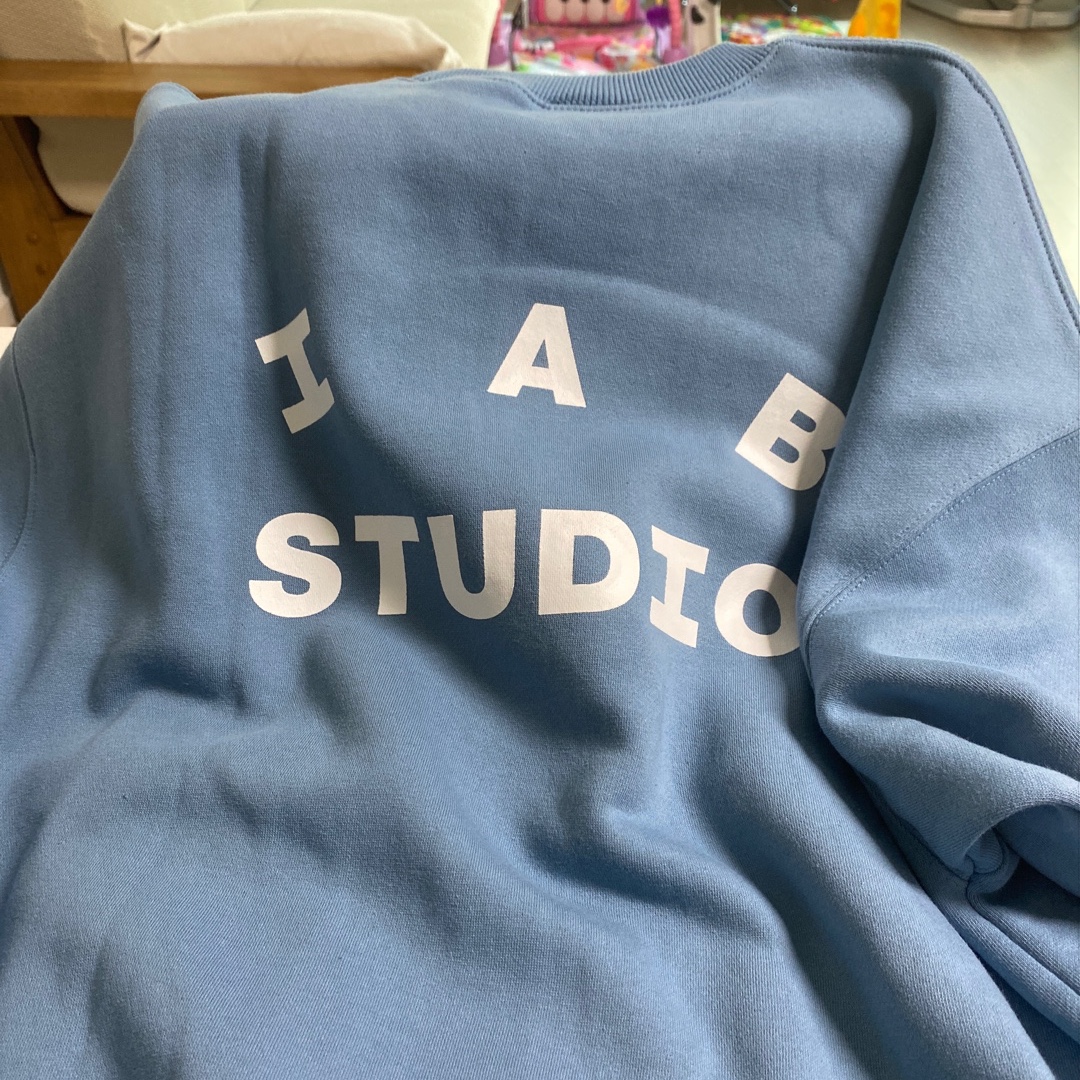 IAB Studio Crewneck Sky Blue 착용 스타일