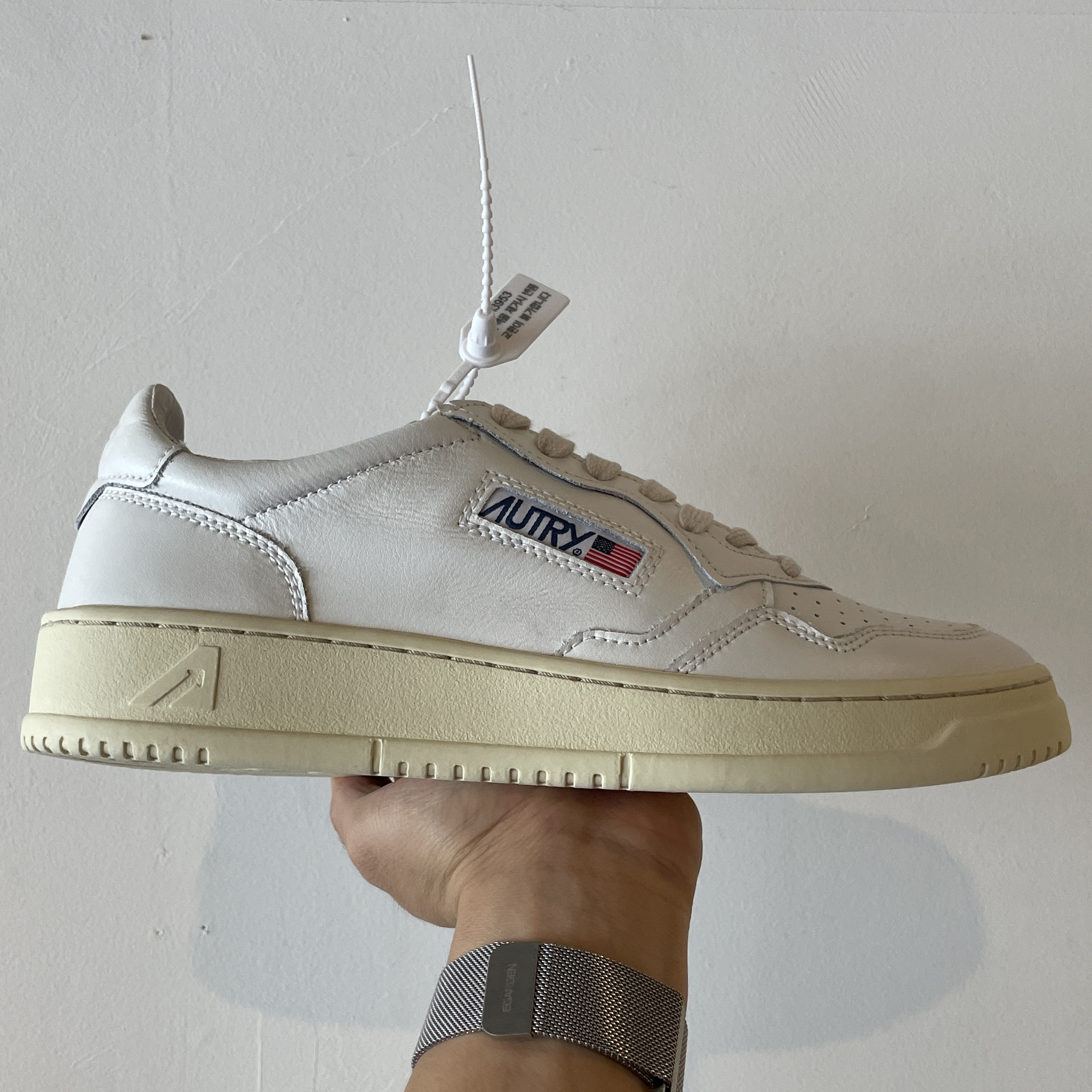 Autry Medalist Low Leather Sneakers White 착용 스타일 - 2
