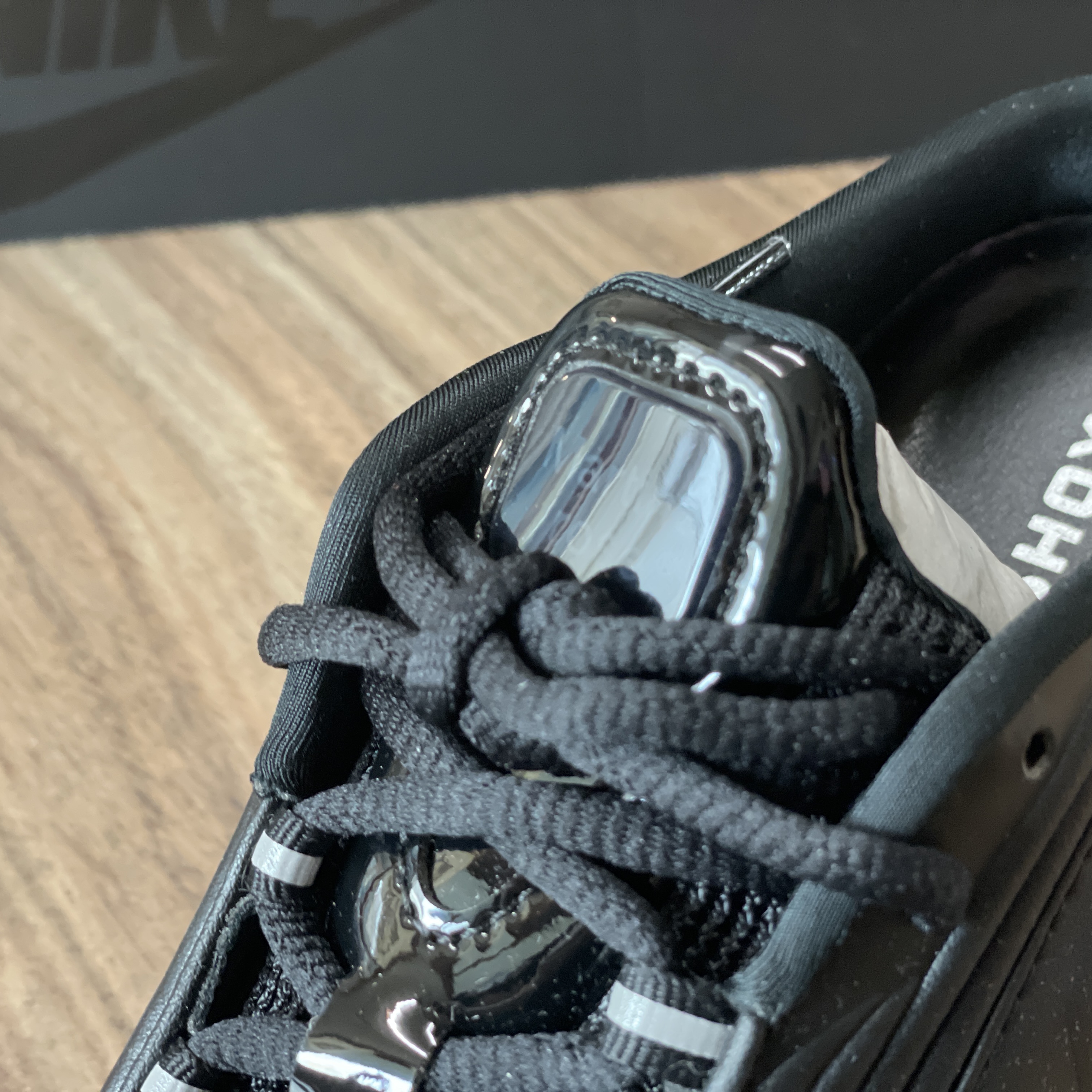 Nike x Martine Rose Shox MR4 Black 착용 스타일 - 2