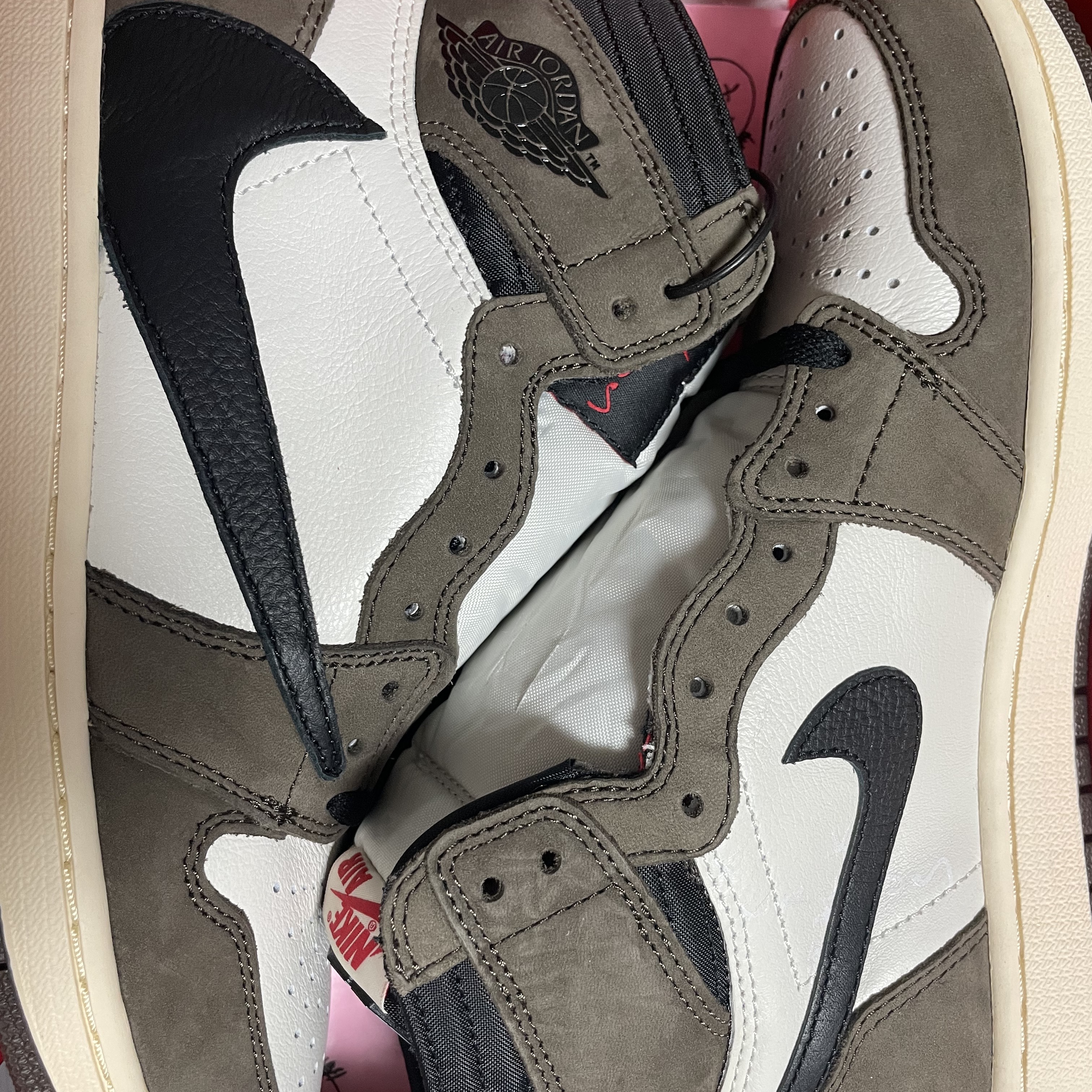 Jordan 1 x Travis Scott Retro High OG SP Mocha 착용 스타일 - 3