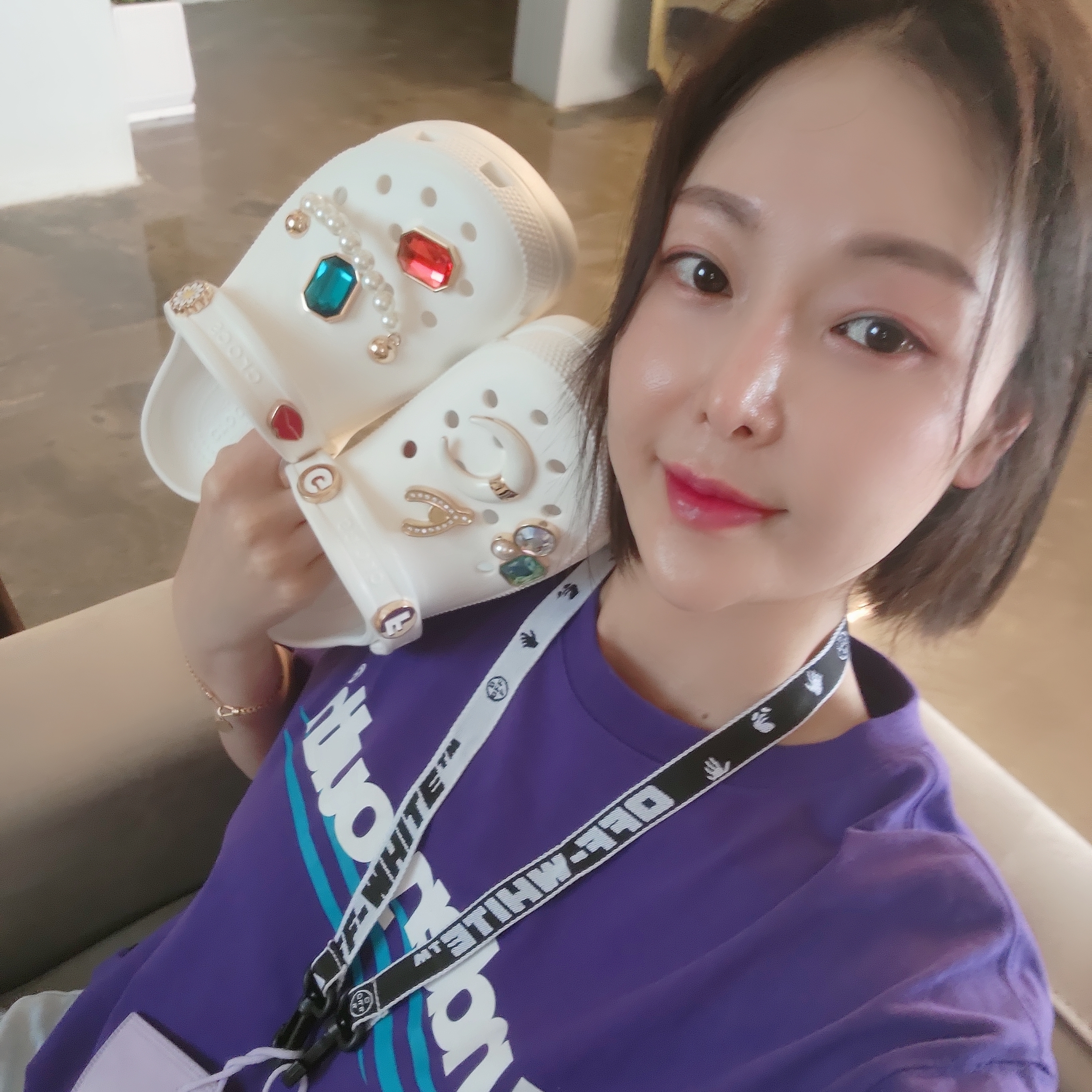 Crocs Classic Clog Stucco, Off-White x Amore Pacific Protection Box (Without Cosmetics) 착용 스타일 - 1