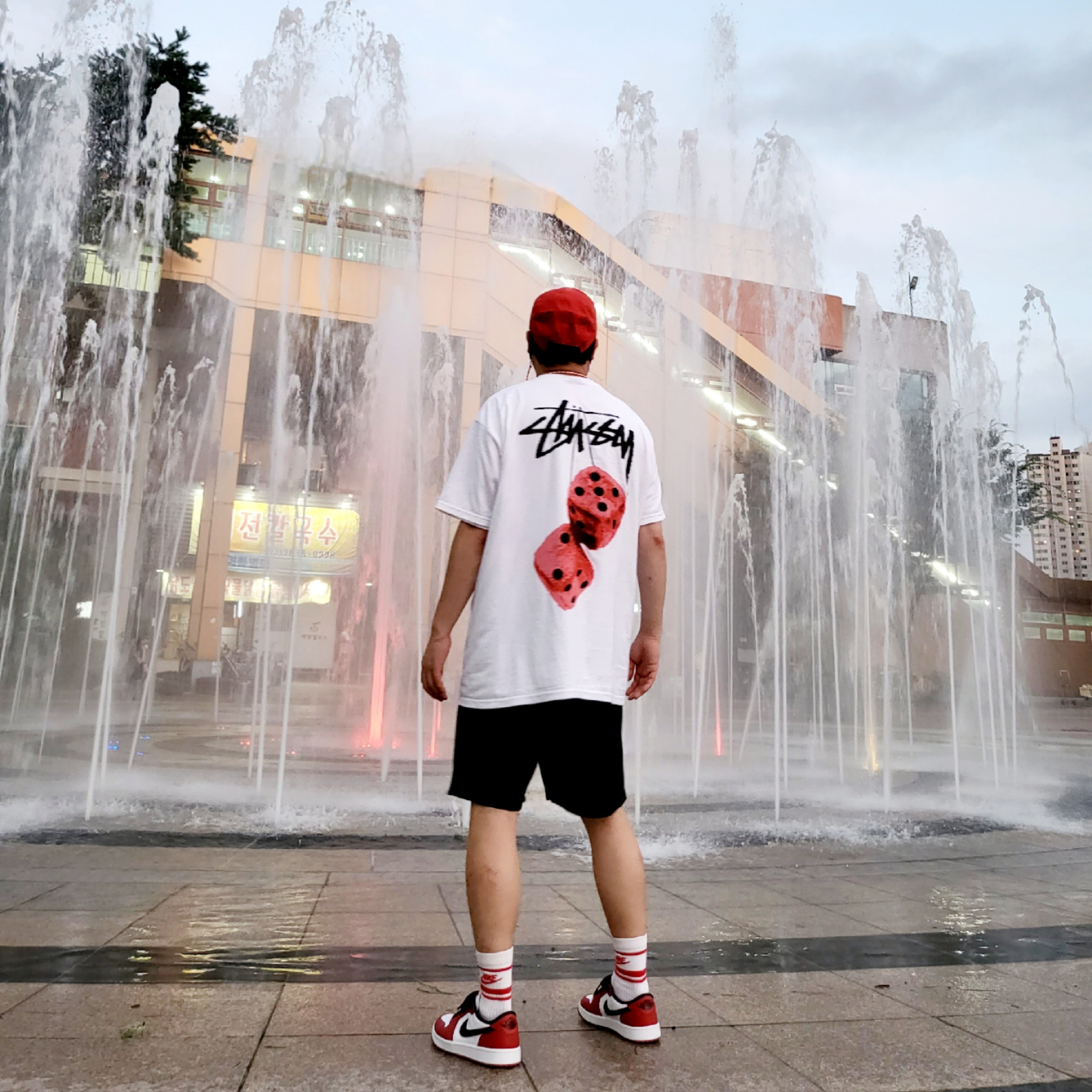 Nike x Undercover NRG AW84 TC Adjustable Cap Red, Stussy Fuzzy Dice T-Shirt White 착용 스타일 - 4