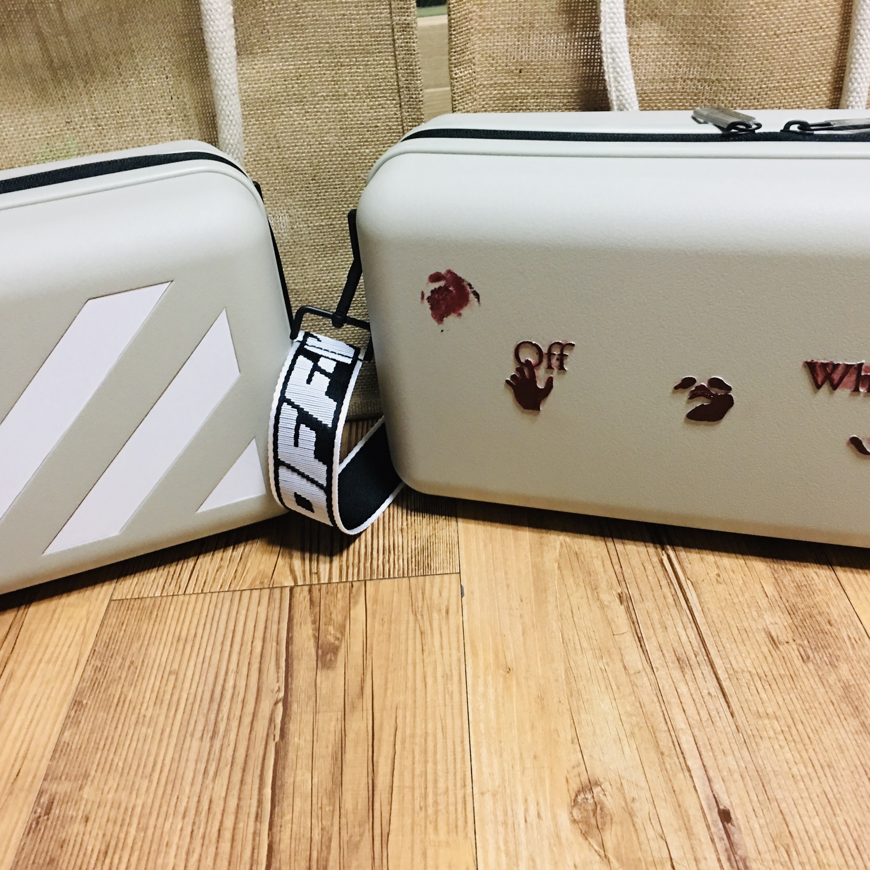 Off-White x Amore Pacific Protection Box (Without Cosmetics) 착용 스타일 - 2
