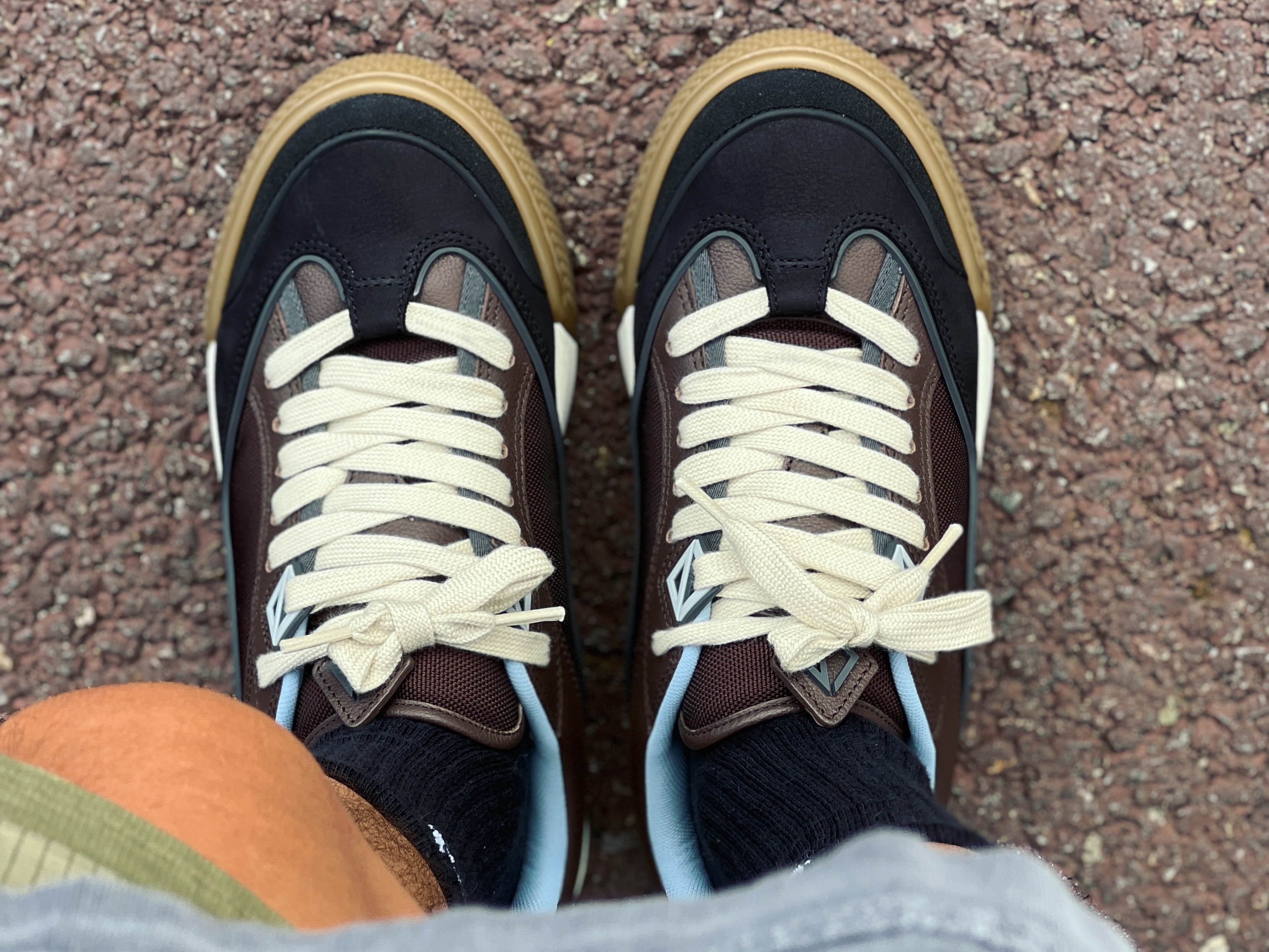 Jordan 1 x Dior Low OG, Dior x Cactus Jack B713 Sneakers Mocha Black 착용 스타일 - 2