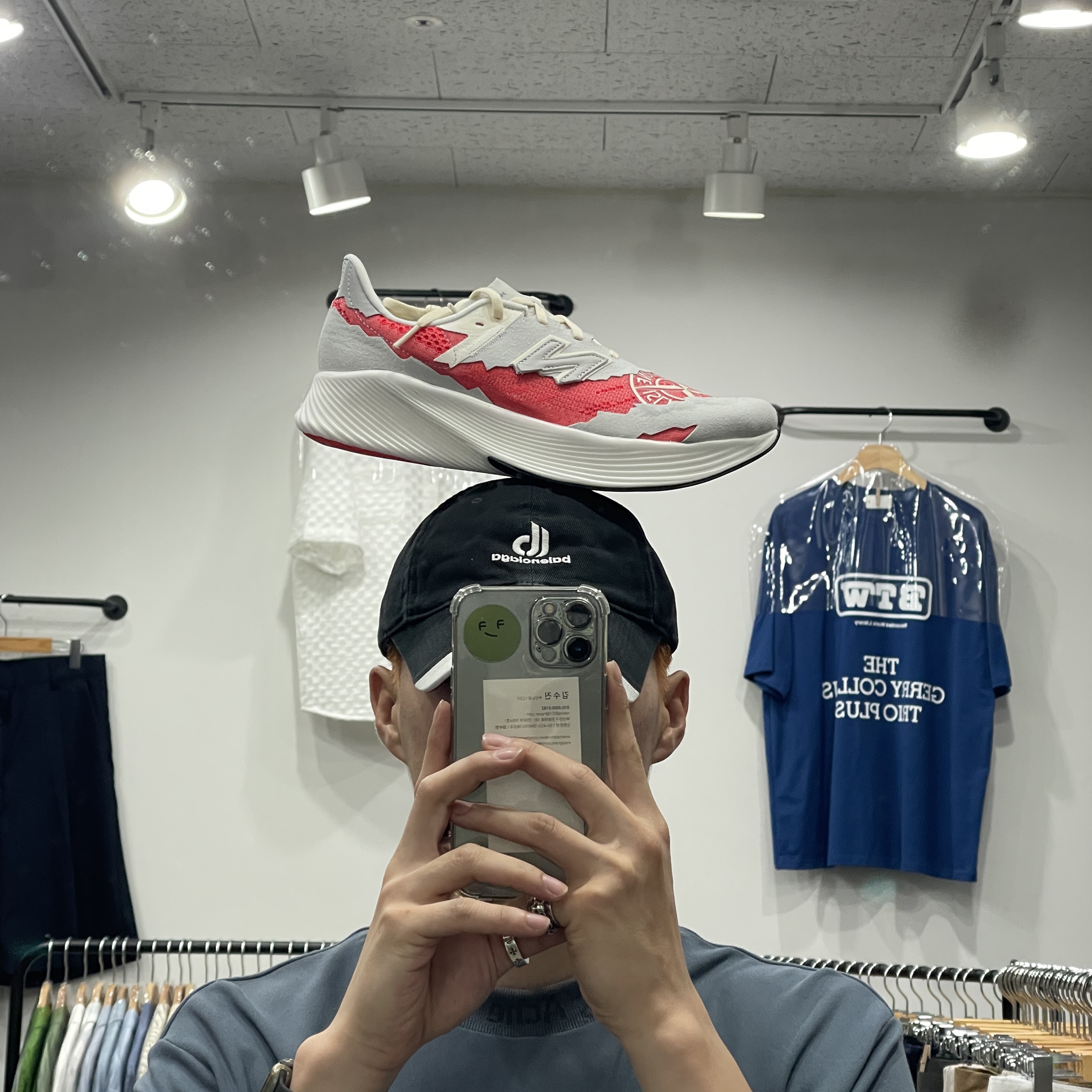 New Balance x Stone Island x Tokyo Design Studio FuelCell RC Elite v2 SI Red, Balenciaga Double B Logo Cap Black 착용 스타일 - 1