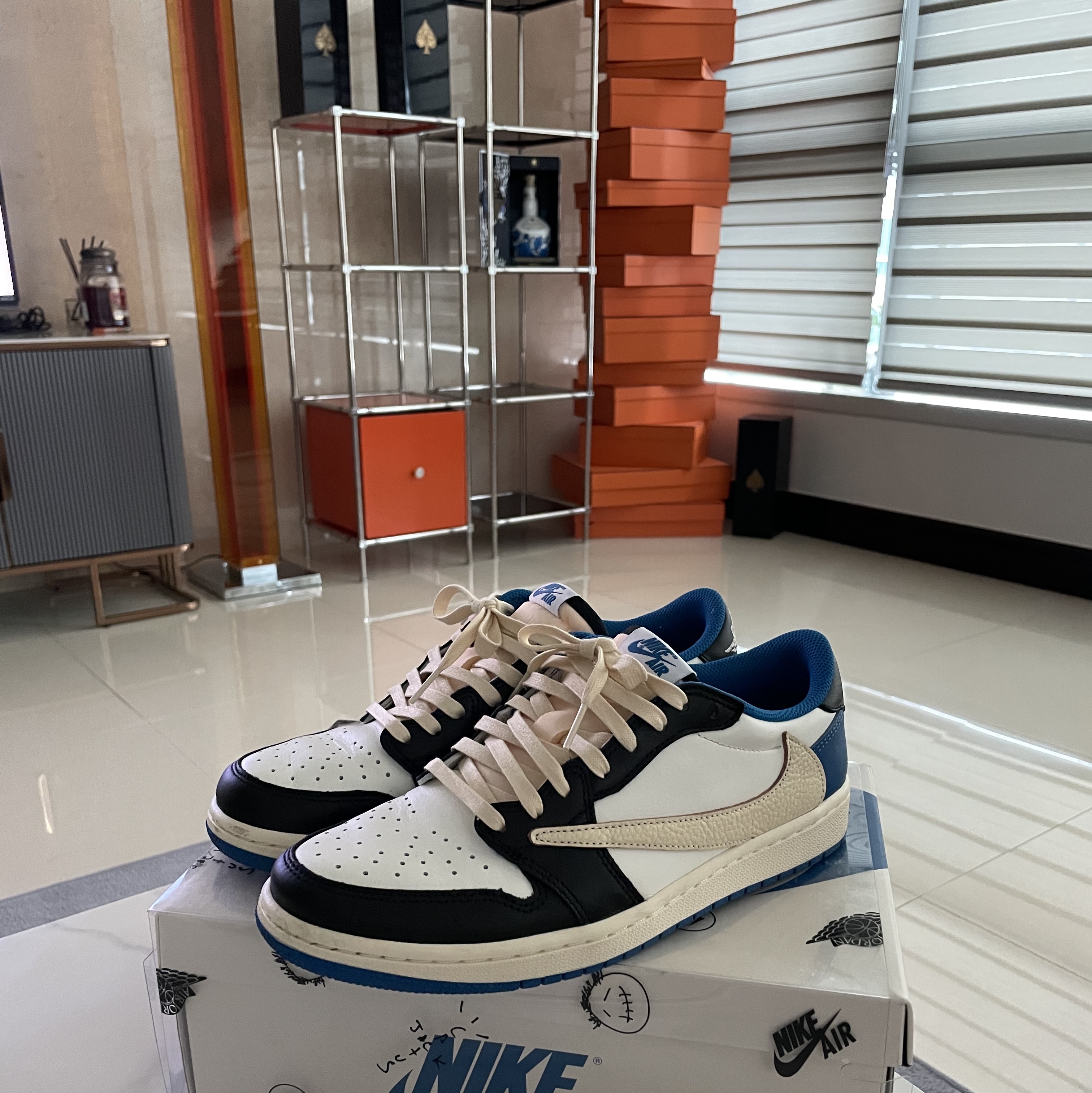 Jordan 1 x Travis Scott x Fragment Retro Low OG SP Military Blue 착용 스타일