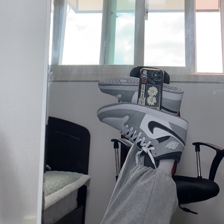 Jordan 1 Mid Light Smoke Grey Anthracite 착용 스타일