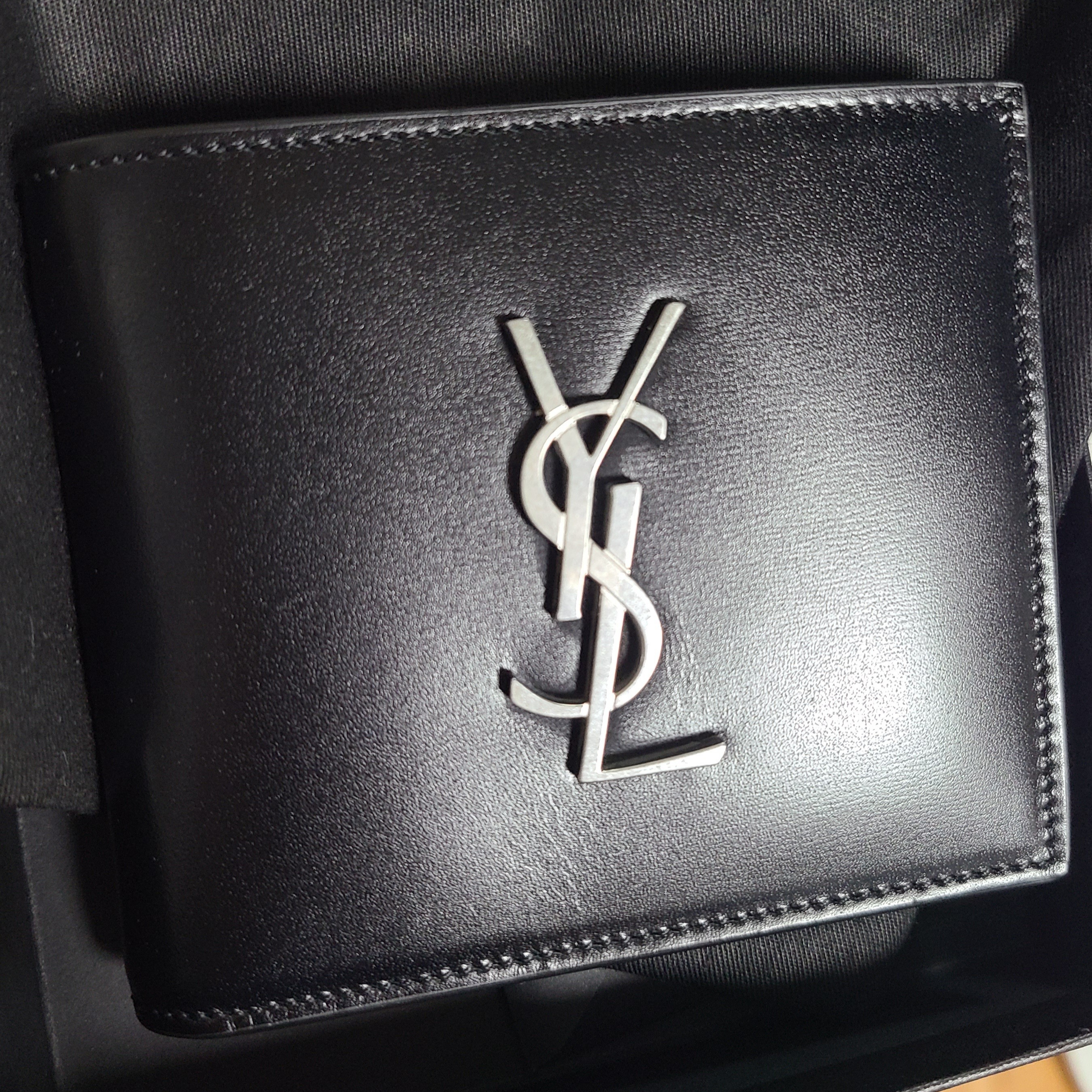 Saint Laurent East/West Wallet in Smooth Leather Black 착용 스타일