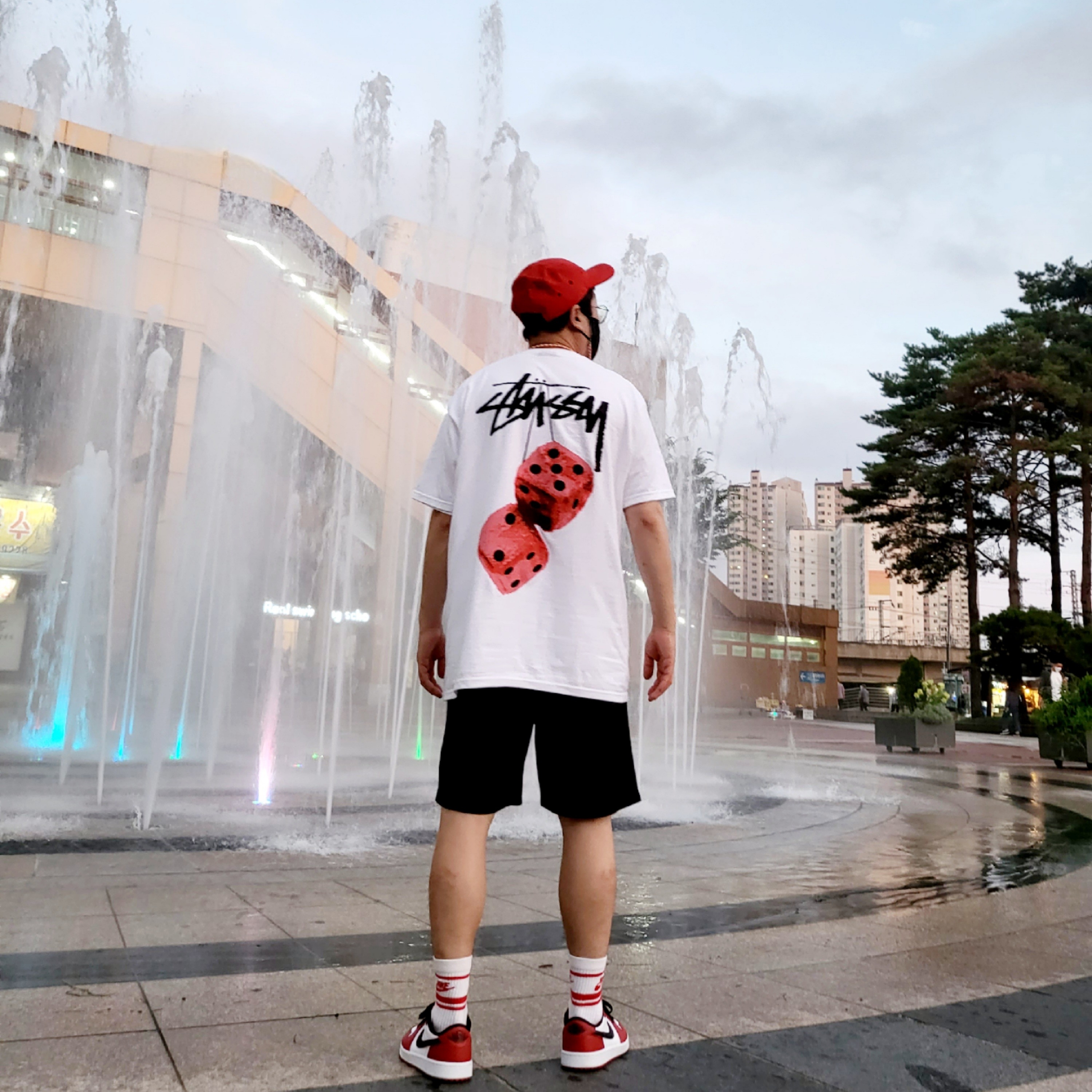 Nike x Undercover NRG AW84 TC Adjustable Cap Red, Stussy Fuzzy Dice T-Shirt White 착용 스타일 - 3