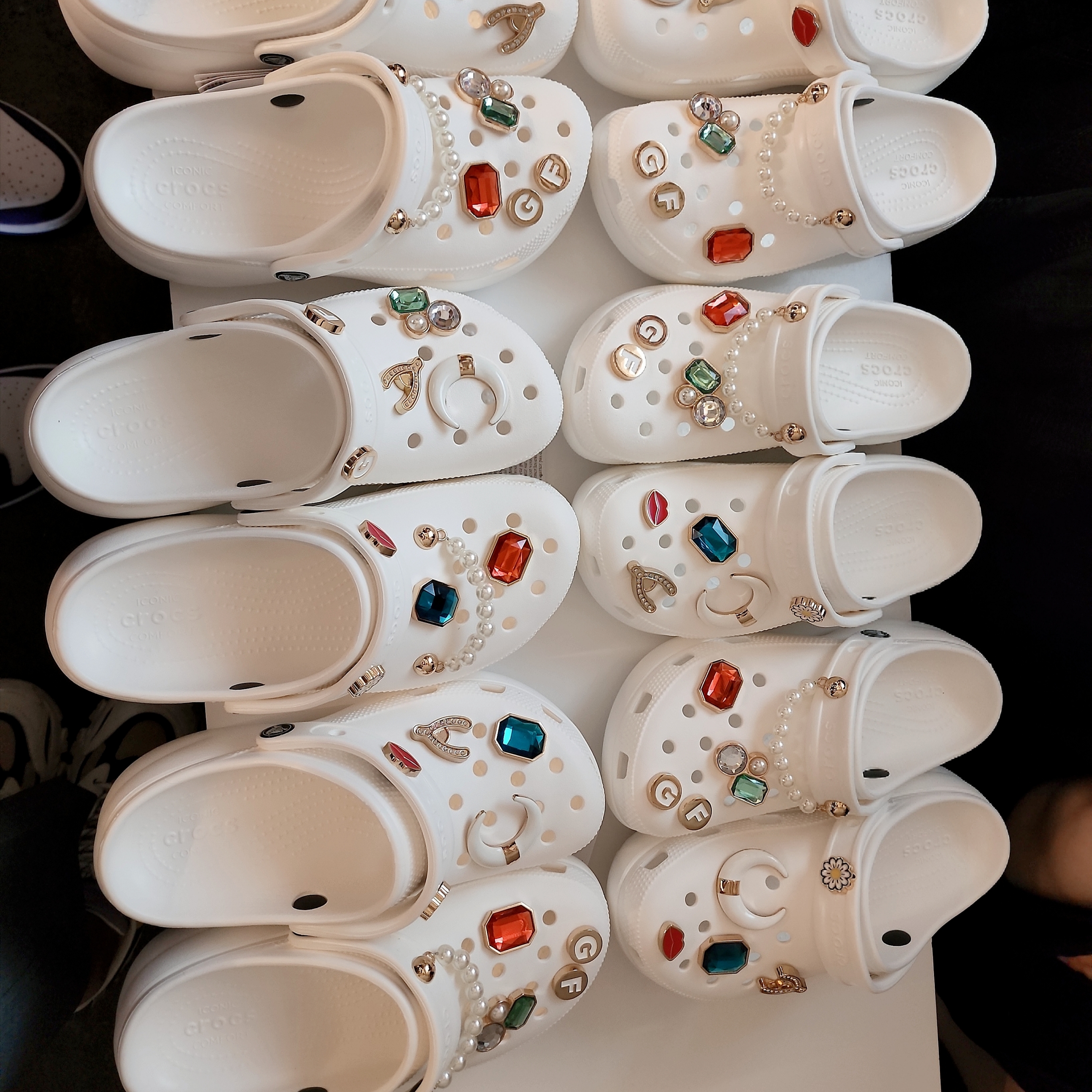 Crocs Classic Clog Stucco, Off-White x Amore Pacific Protection Box (Without Cosmetics) 착용 스타일 - 3