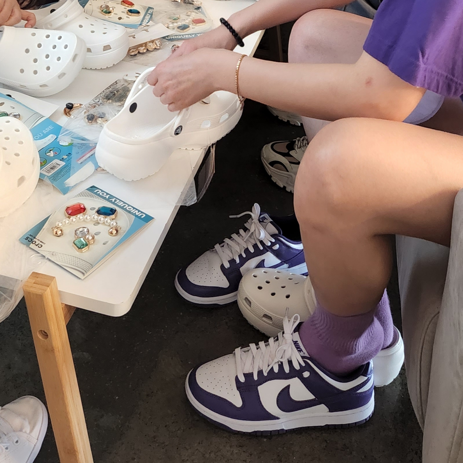 Crocs Classic Clog Stucco, Off-White x Amore Pacific Protection Box (Without Cosmetics) 착용 스타일 - 2