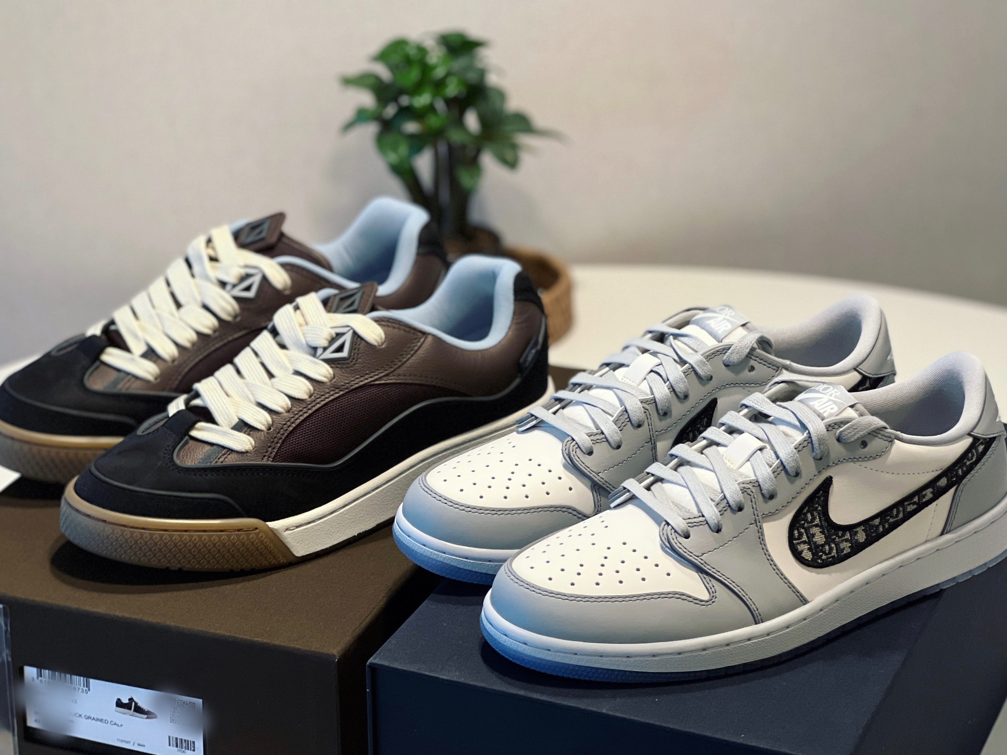 Jordan 1 x Dior Low OG, Dior x Cactus Jack B713 Sneakers Mocha Black 착용 스타일 - 1