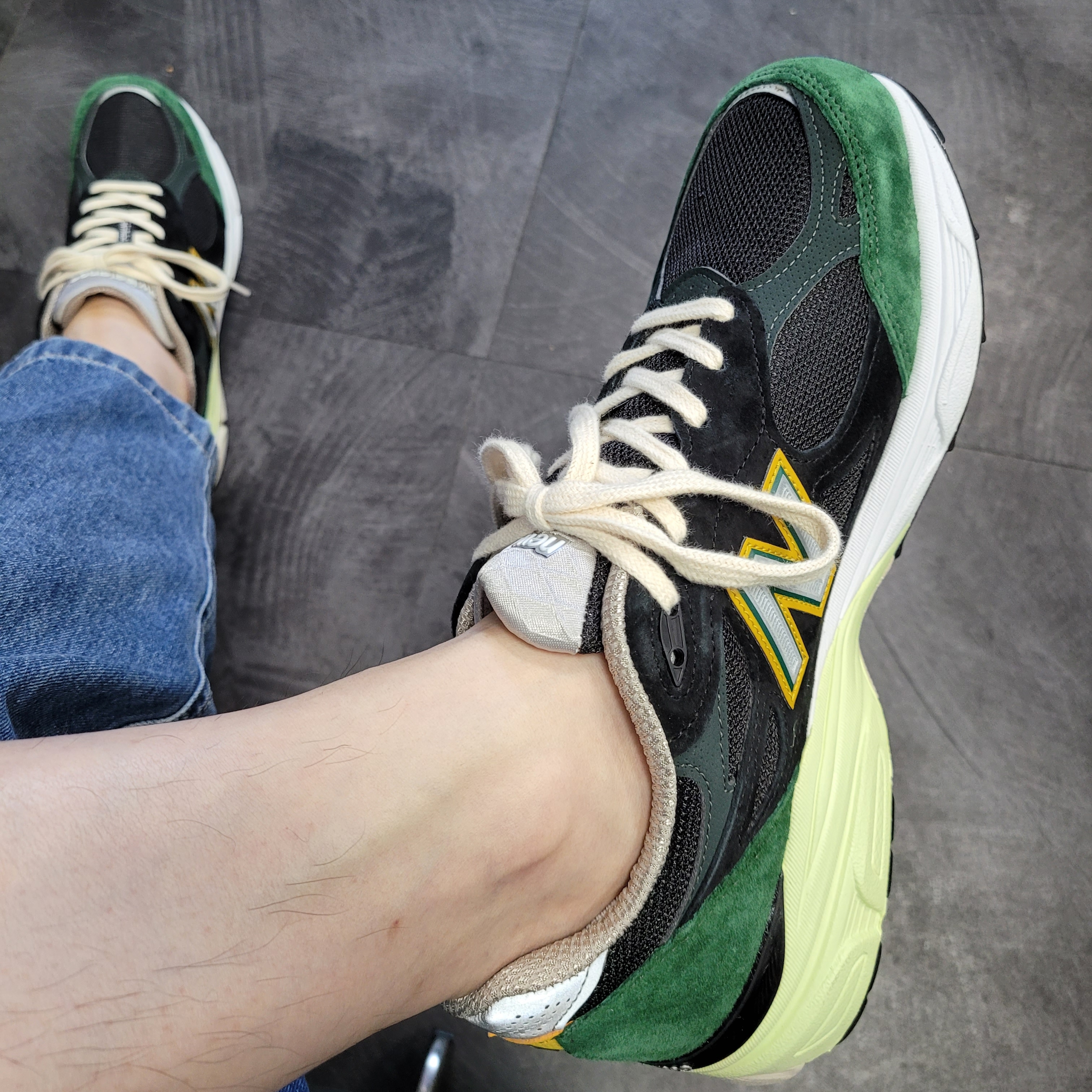New Balance 990v3 Made in USA Black Green 착용 스타일 - 2