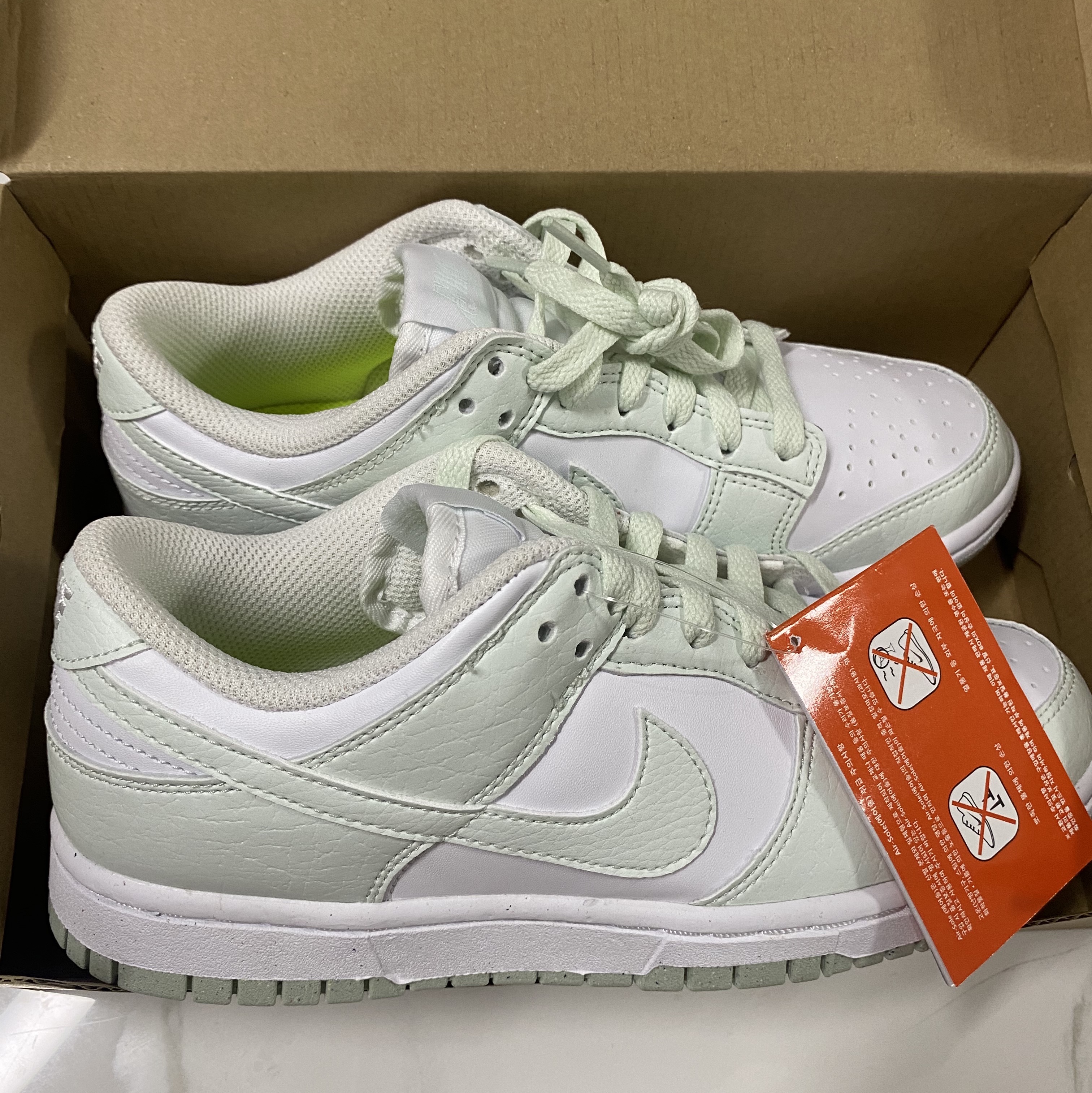 (W) Nike Dunk Low Next Nature Barely Green and White 착용 스타일 - 1