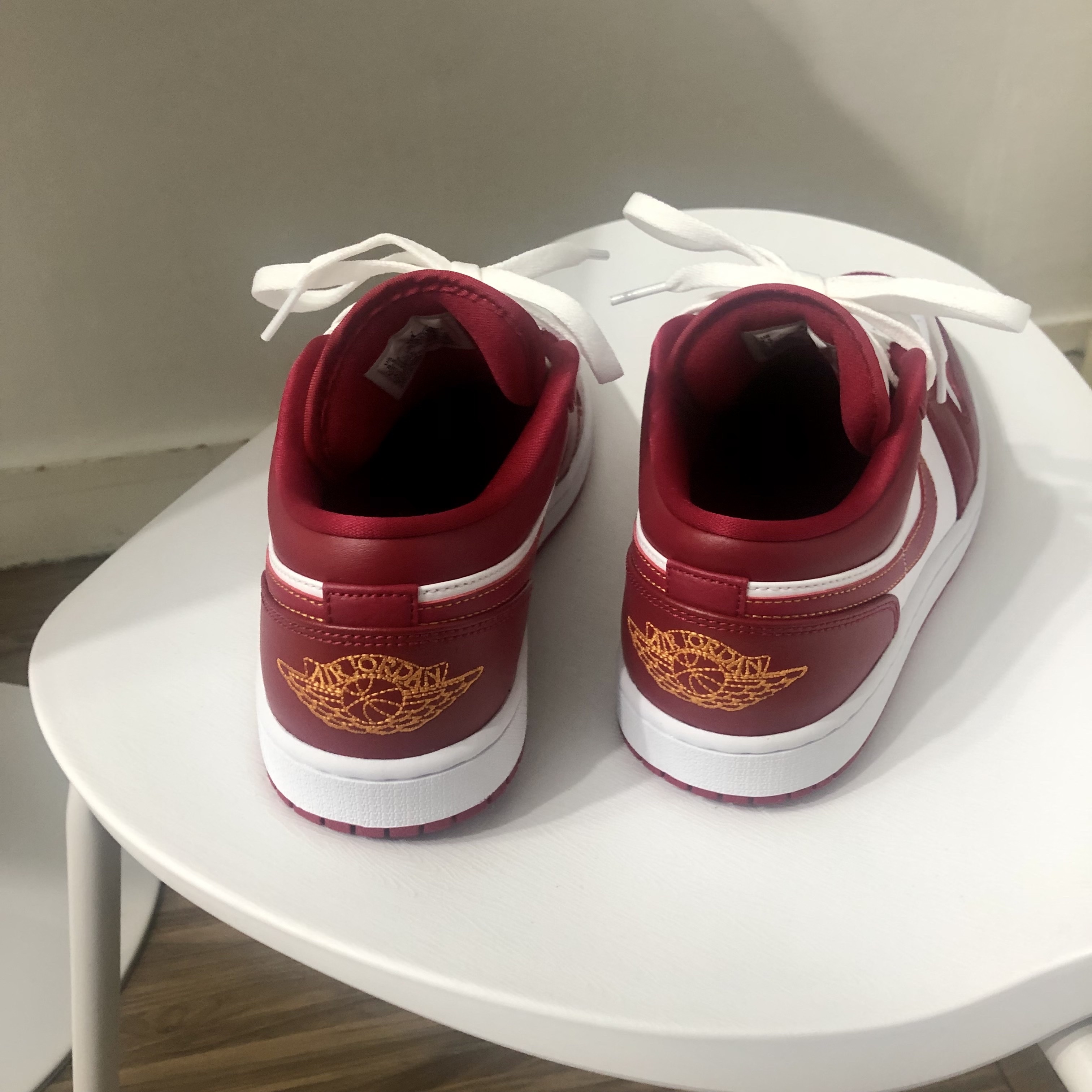 Jordan 1 Low Cardinal Red 착용 스타일 - 1