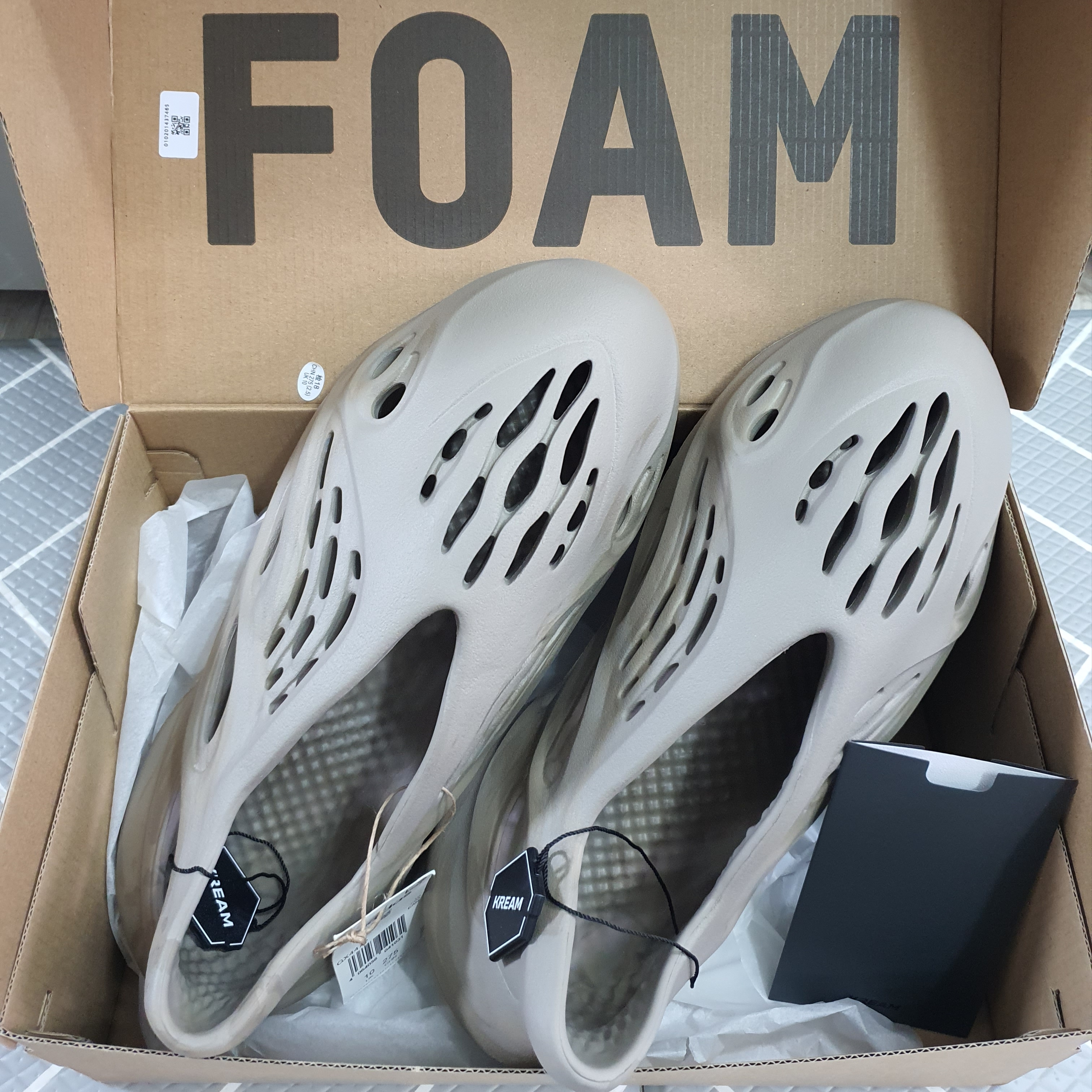 Adidas Yeezy Foam RNNR Stone Sage 착용 스타일