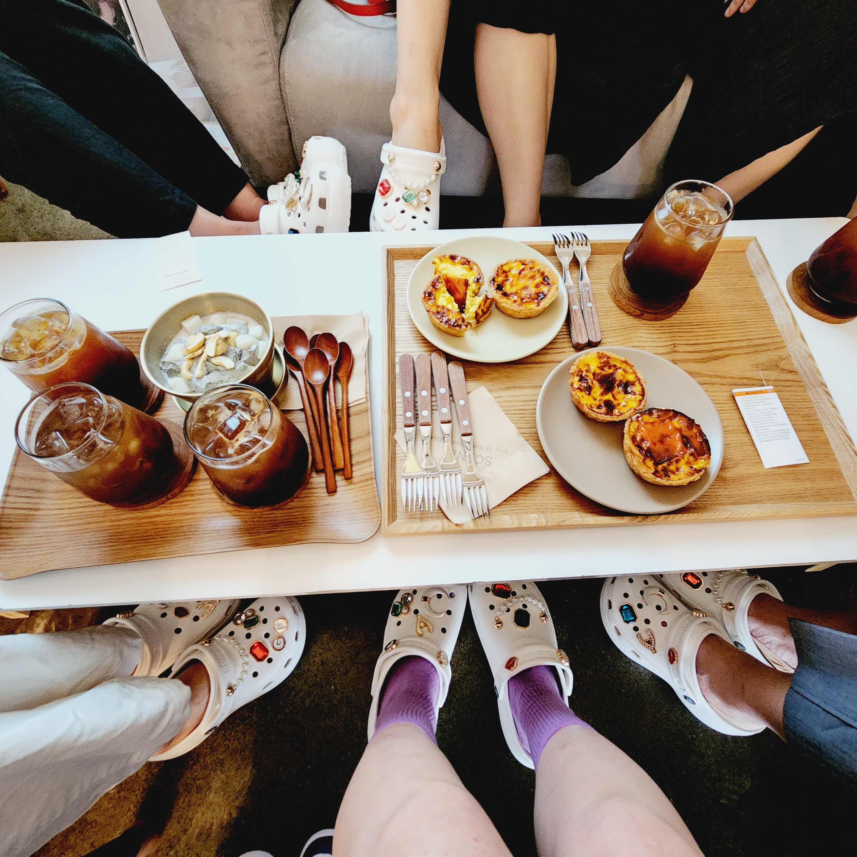 Crocs Classic Clog Stucco, Off-White x Amore Pacific Protection Box (Without Cosmetics) 착용 스타일 - 5