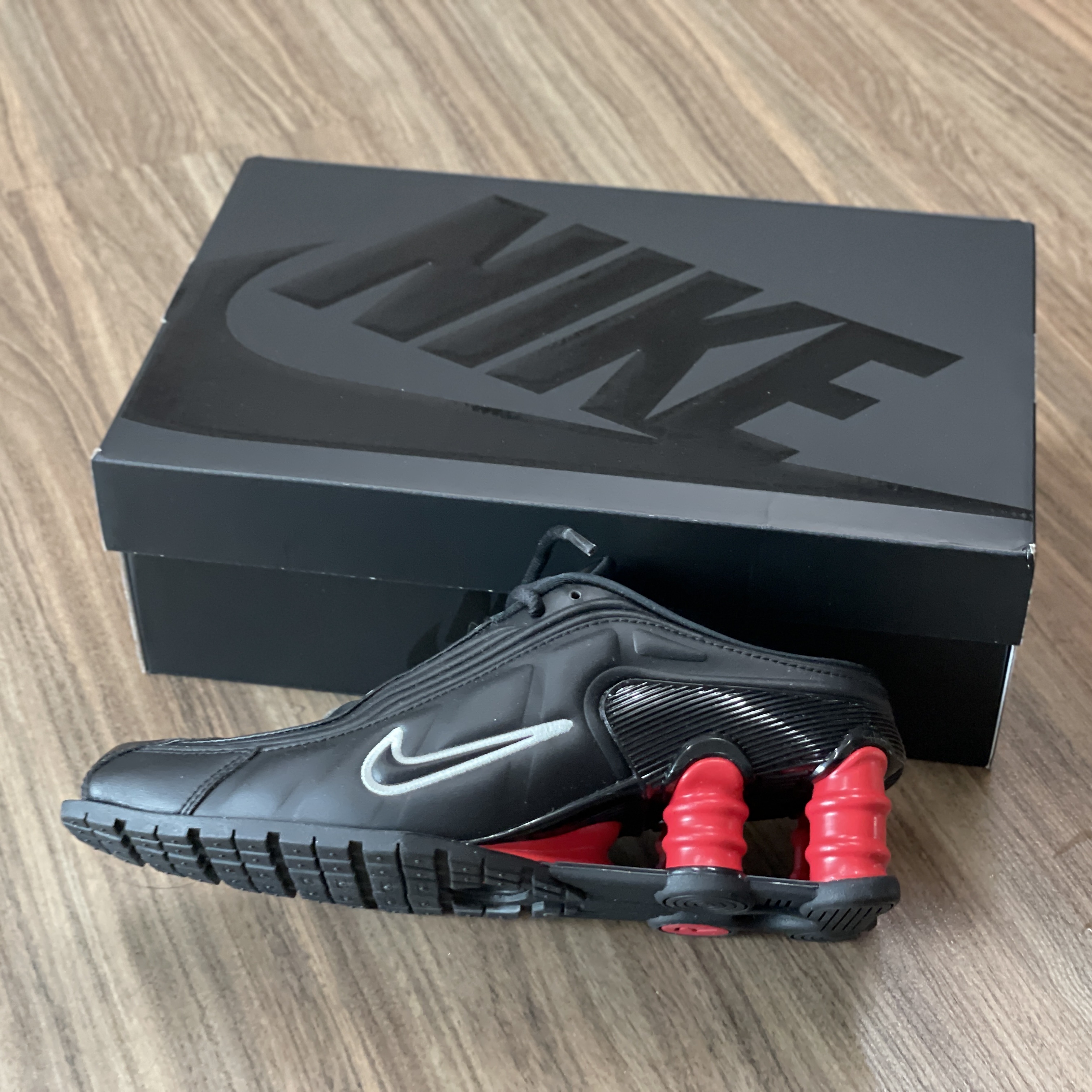 Nike x Martine Rose Shox MR4 Black 착용 스타일 - 1