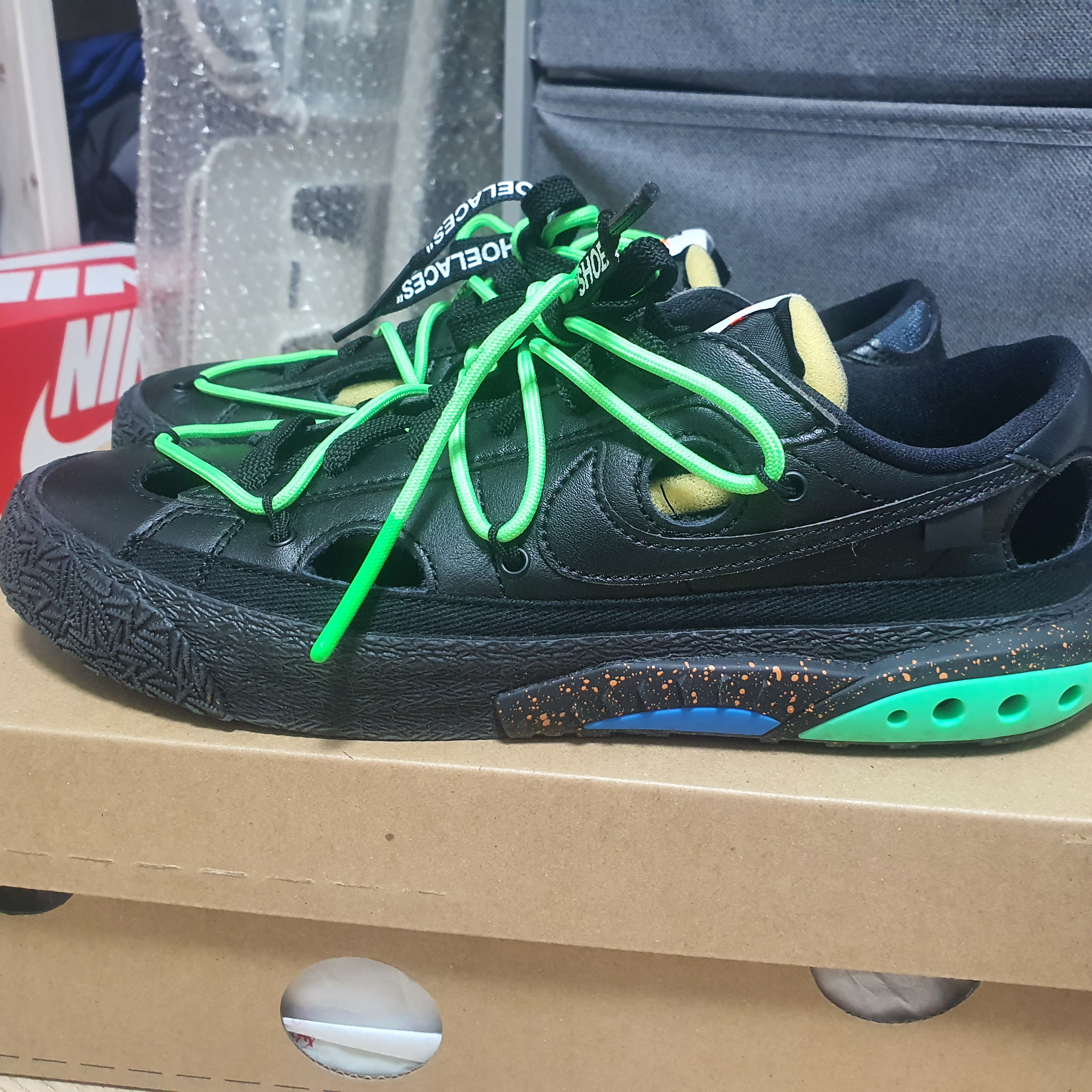 Nike x Off-White Blazer Low '77 Black and Electro Green 착용 스타일 - 2