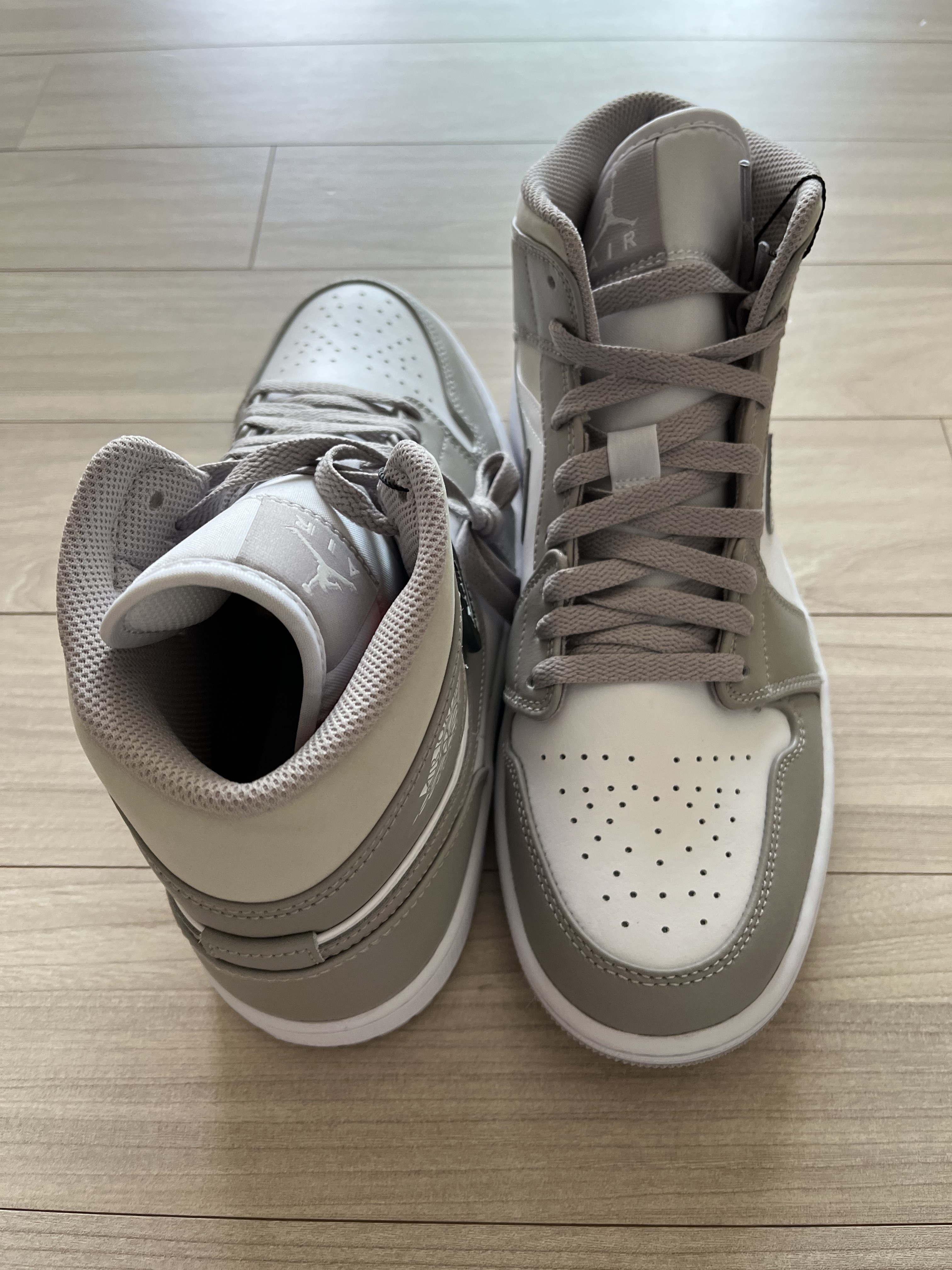 Jordan 1 Mid College Grey 착용 스타일 - 3