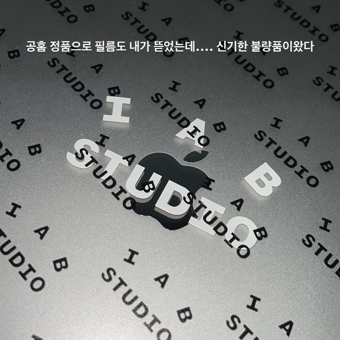 Casetify x IAB Studio iPad Single Monogram Black Logo Case Clear 착용 스타일