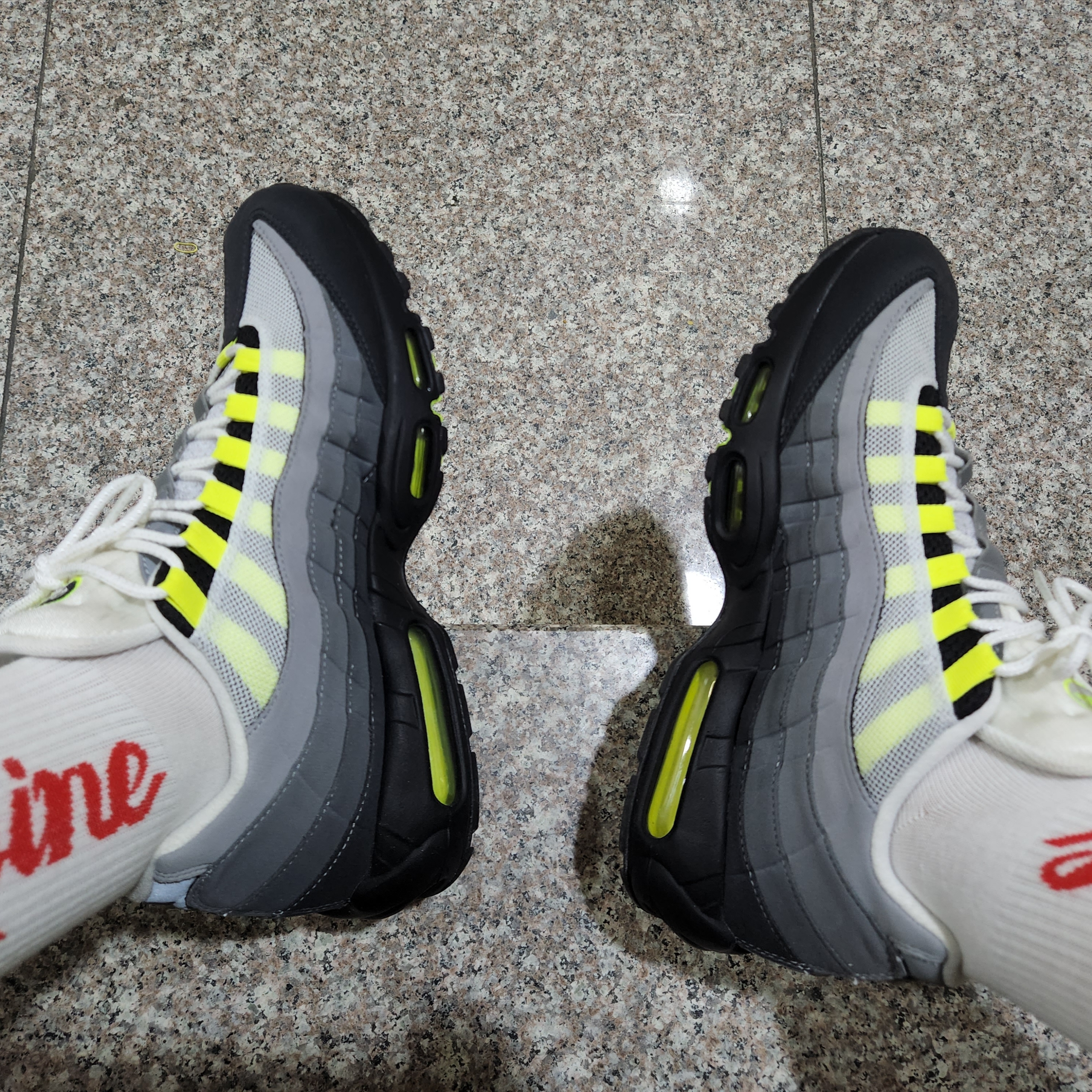 Nike Air Max 95 OG Neon Yellow 2020 착용 스타일 - 4