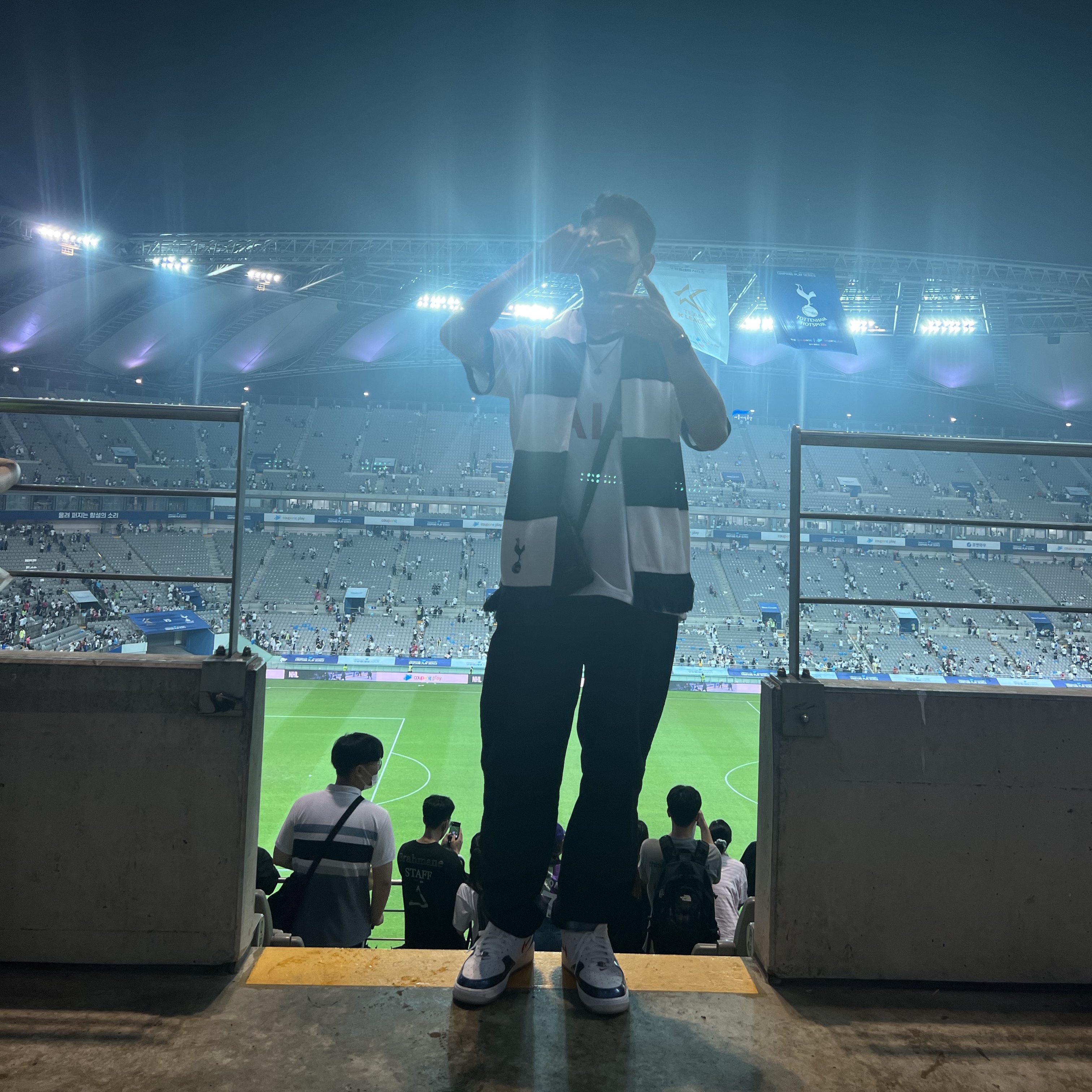 Nike Air Force 1 Mid QS University Red and Midnight Navy 착용 스타일