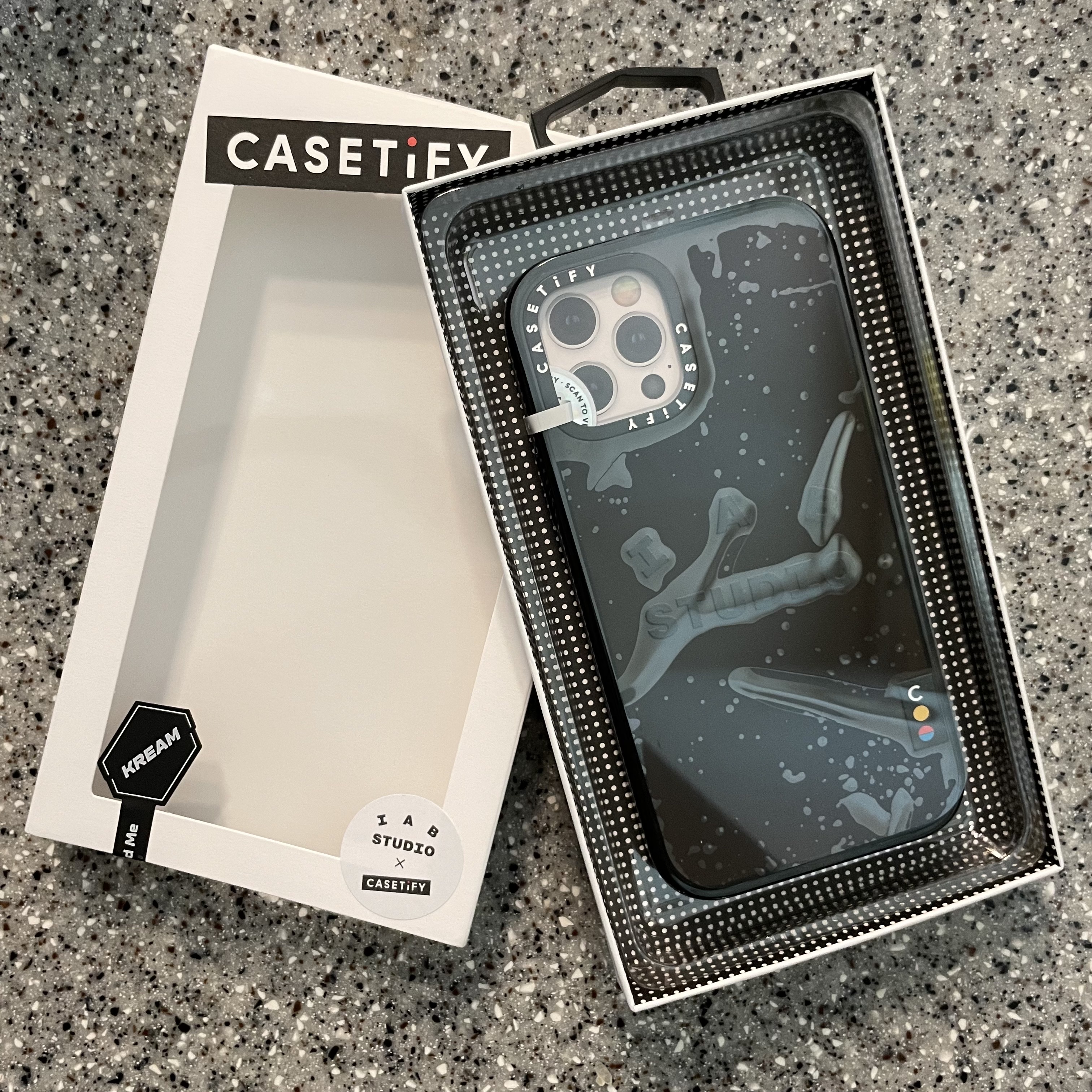 Casetify x IAB Studio iPhone Black Logo Impact Case Black 착용 스타일