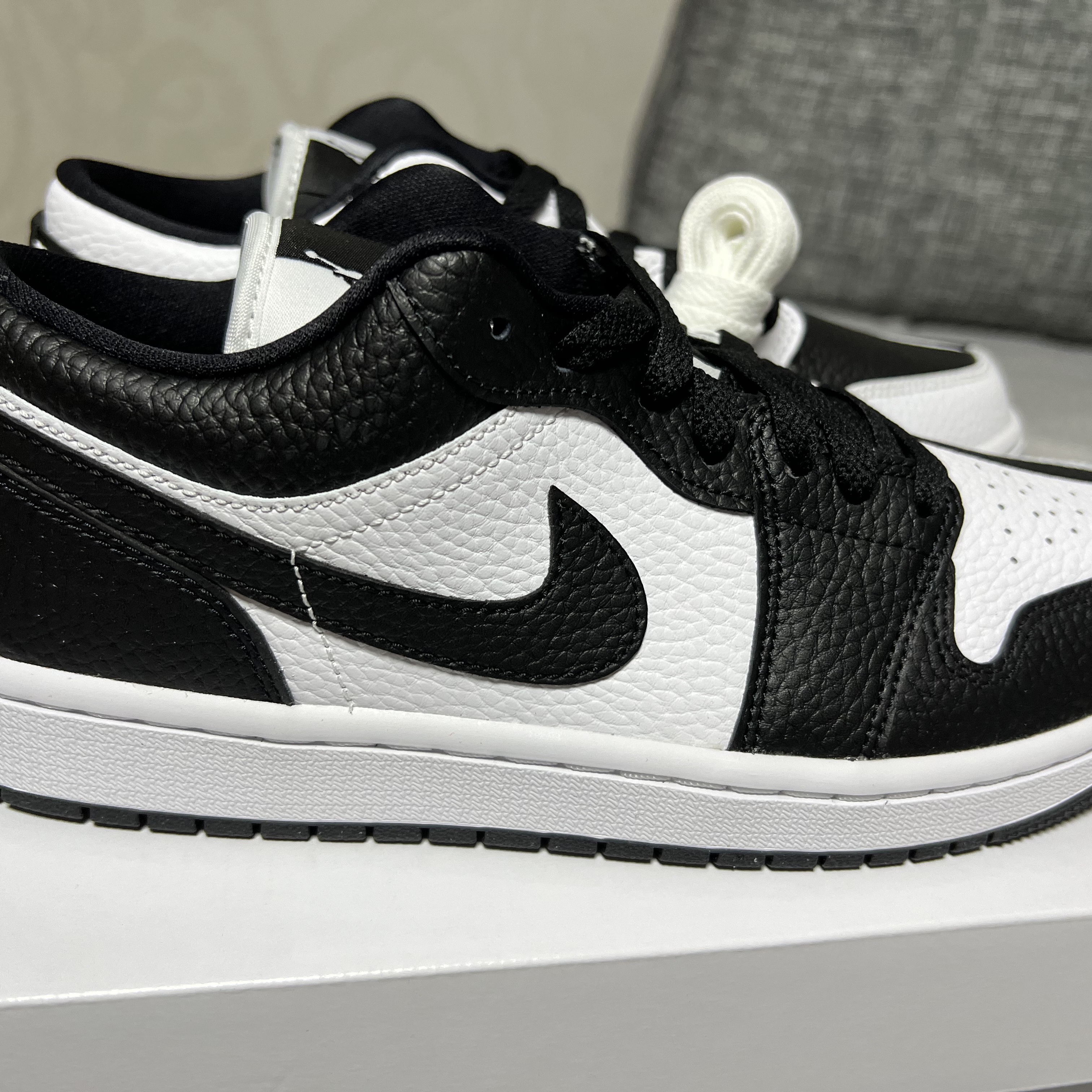 (W) Jordan 1 Low SE Black White 착용 스타일 - 2