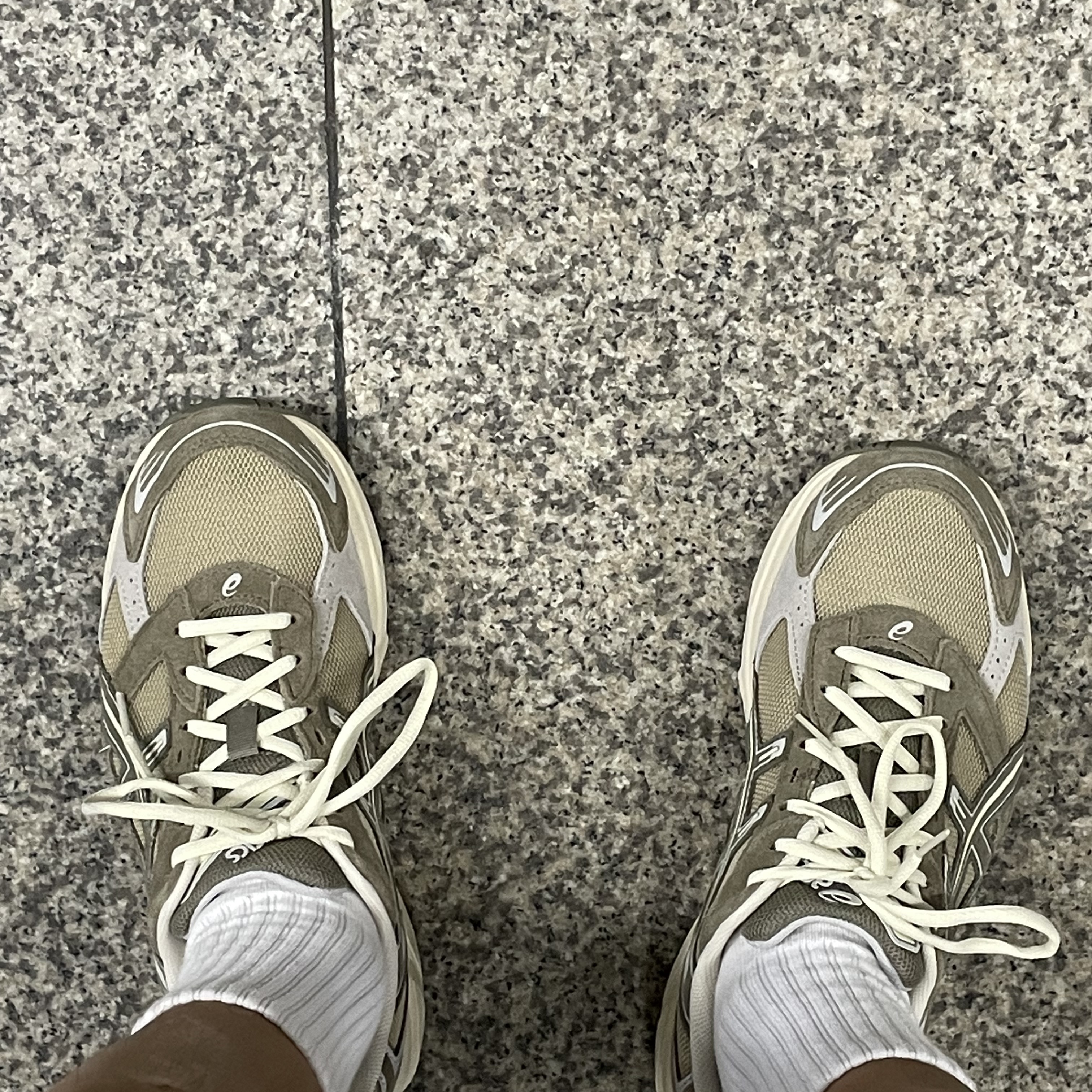 (W) Asics Gel-1130 Wood Crepe Mink 착용 스타일 - 1