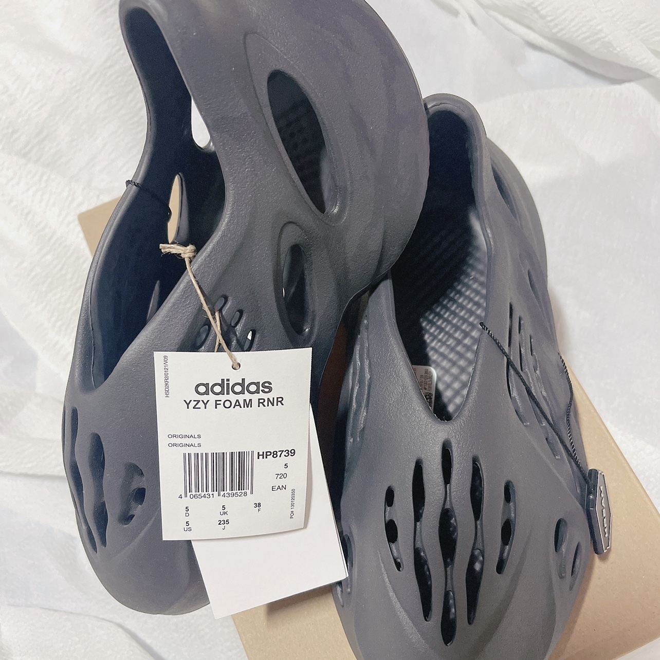 Adidas Yeezy Foam RNNR Onyx 착용 스타일