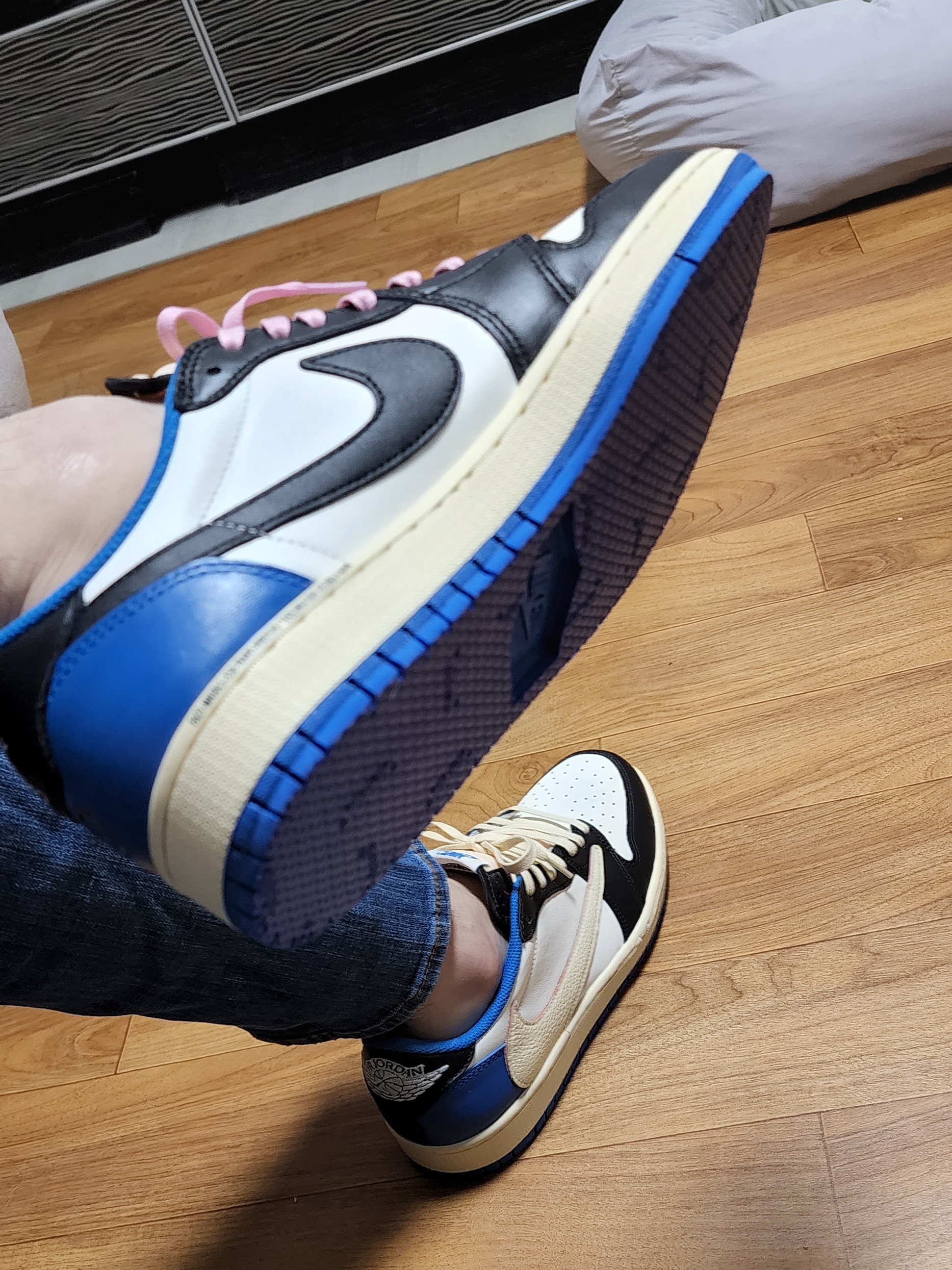 Jordan 1 x Travis Scott x Fragment Retro Low OG SP Military Blue 착용 스타일 - 1
