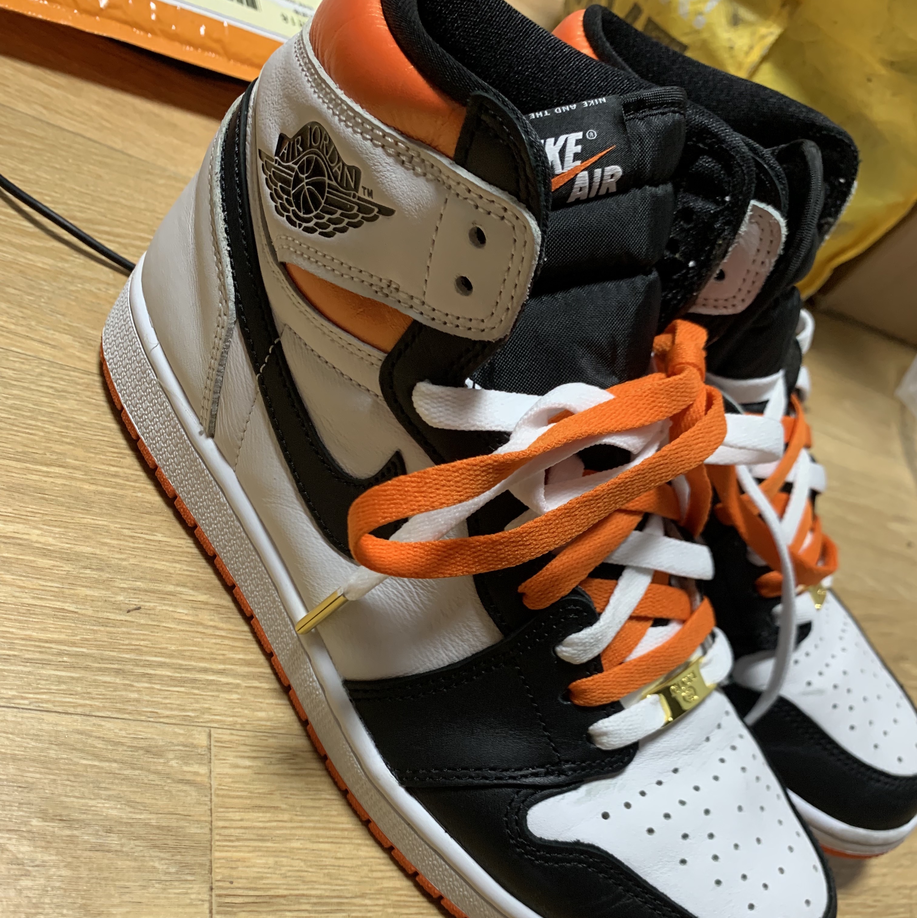 Jordan 1 Retro High OG Electro Orange 착용 스타일