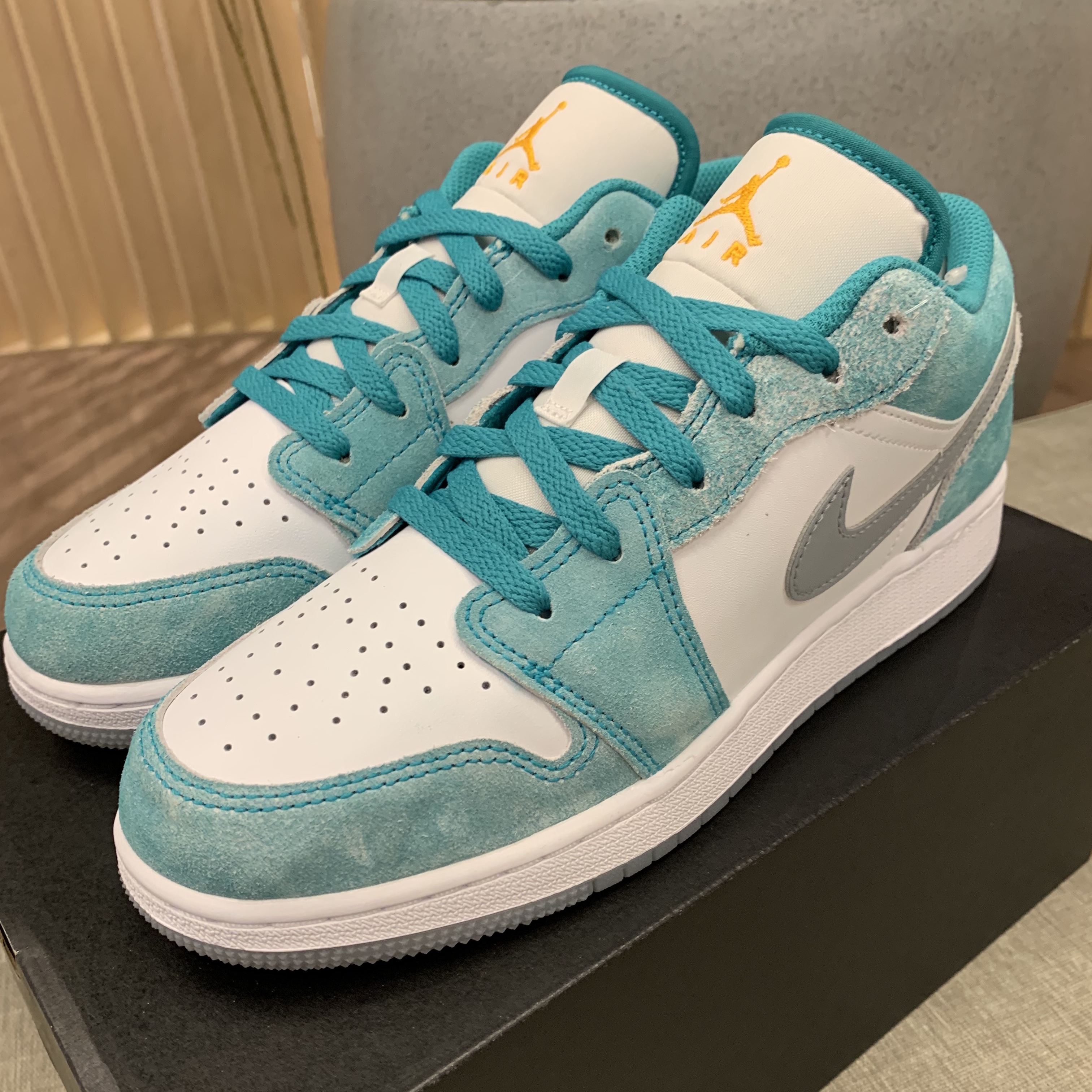 (GS) Jordan 1 Low SE New Emerald 착용 스타일 - 5
