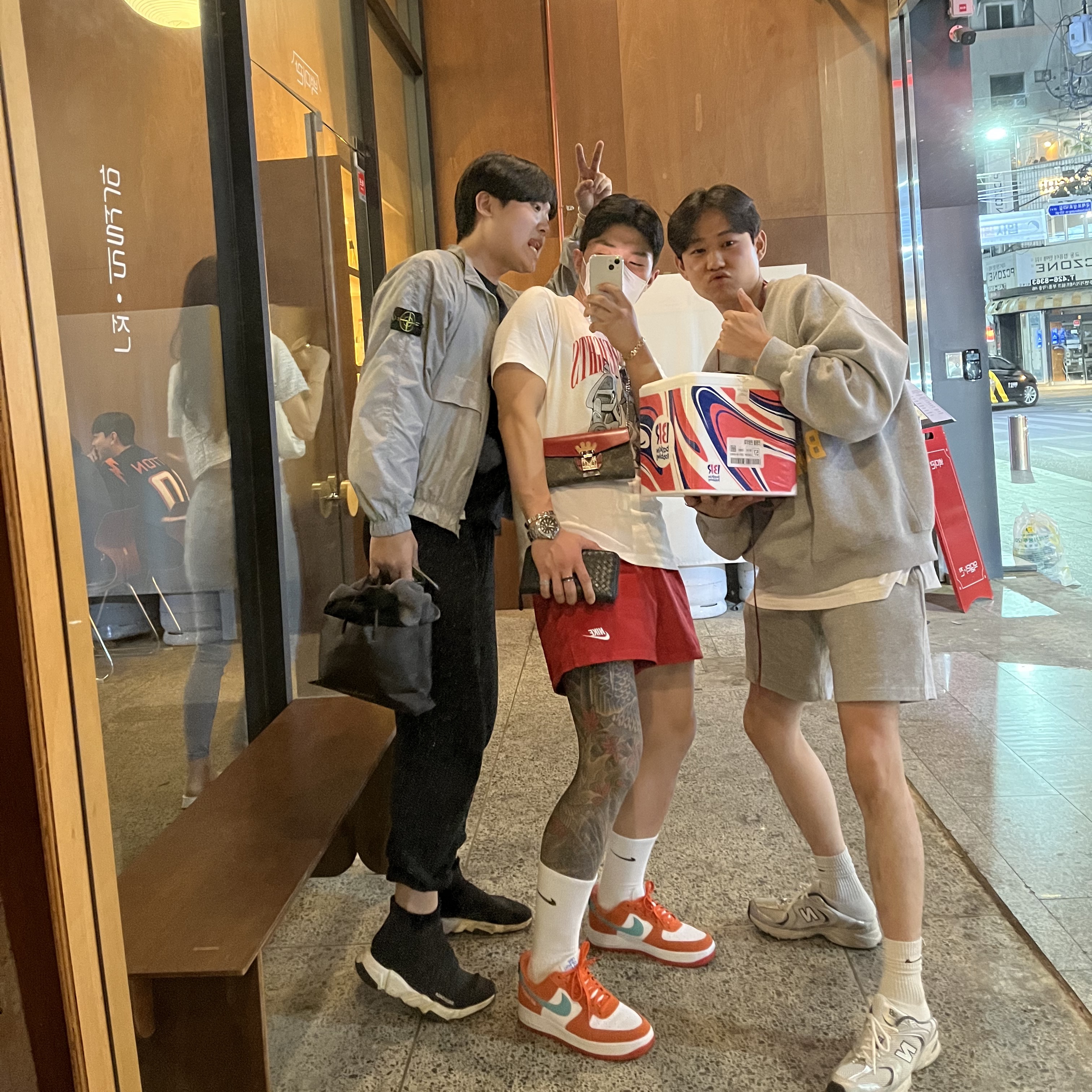 Nike Air Force 1 '07 LV8 Athletic Club Rush Orange Washed Teal, Balenciaga Speed Trainer Black White 2021/2022 착용 스타일 - 1