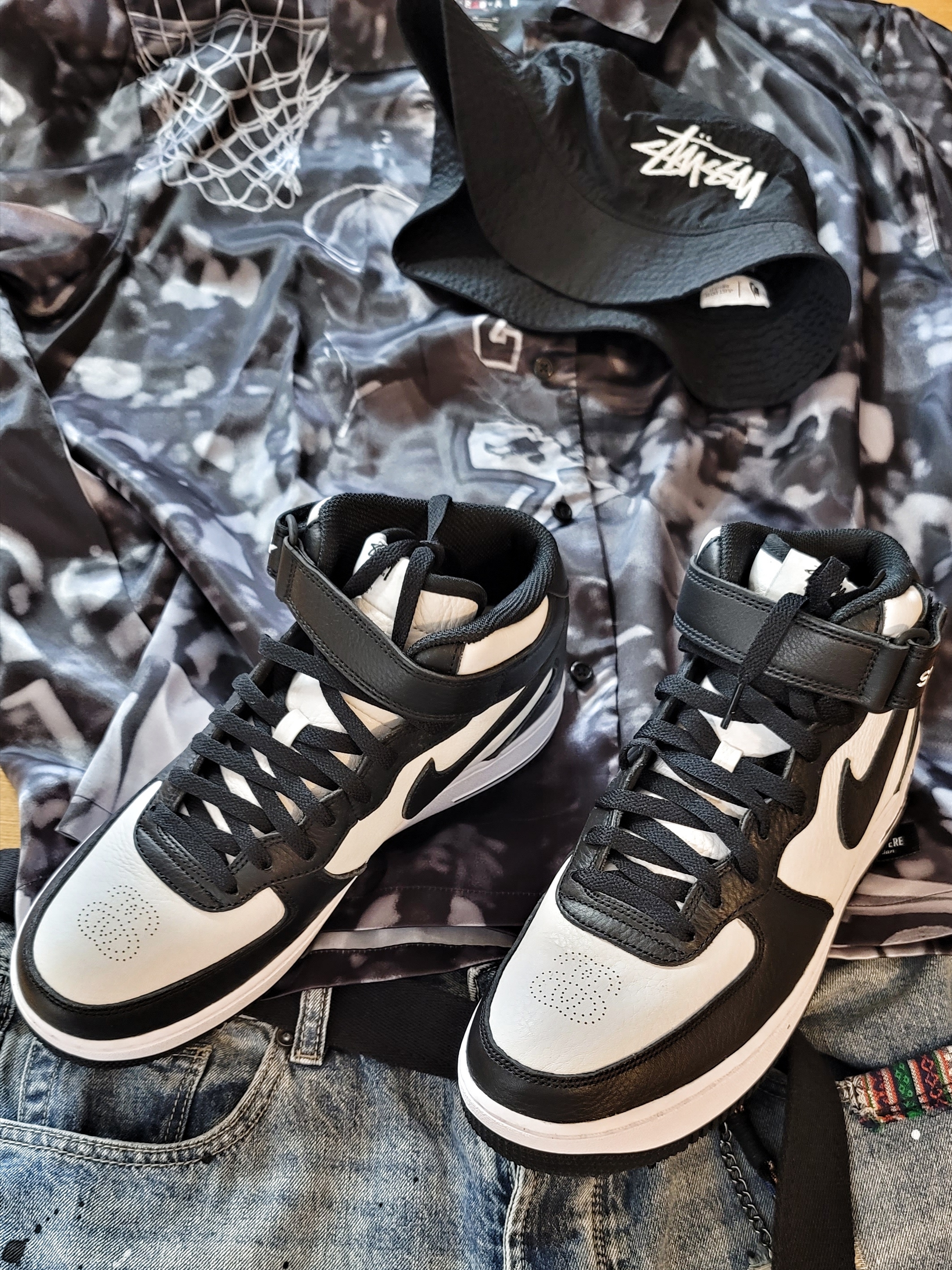 Nike x Stussy Bucket Hat Black, Jordan x A Ma Maniere Satin Button Up Shirt Black - Asia 착용 스타일