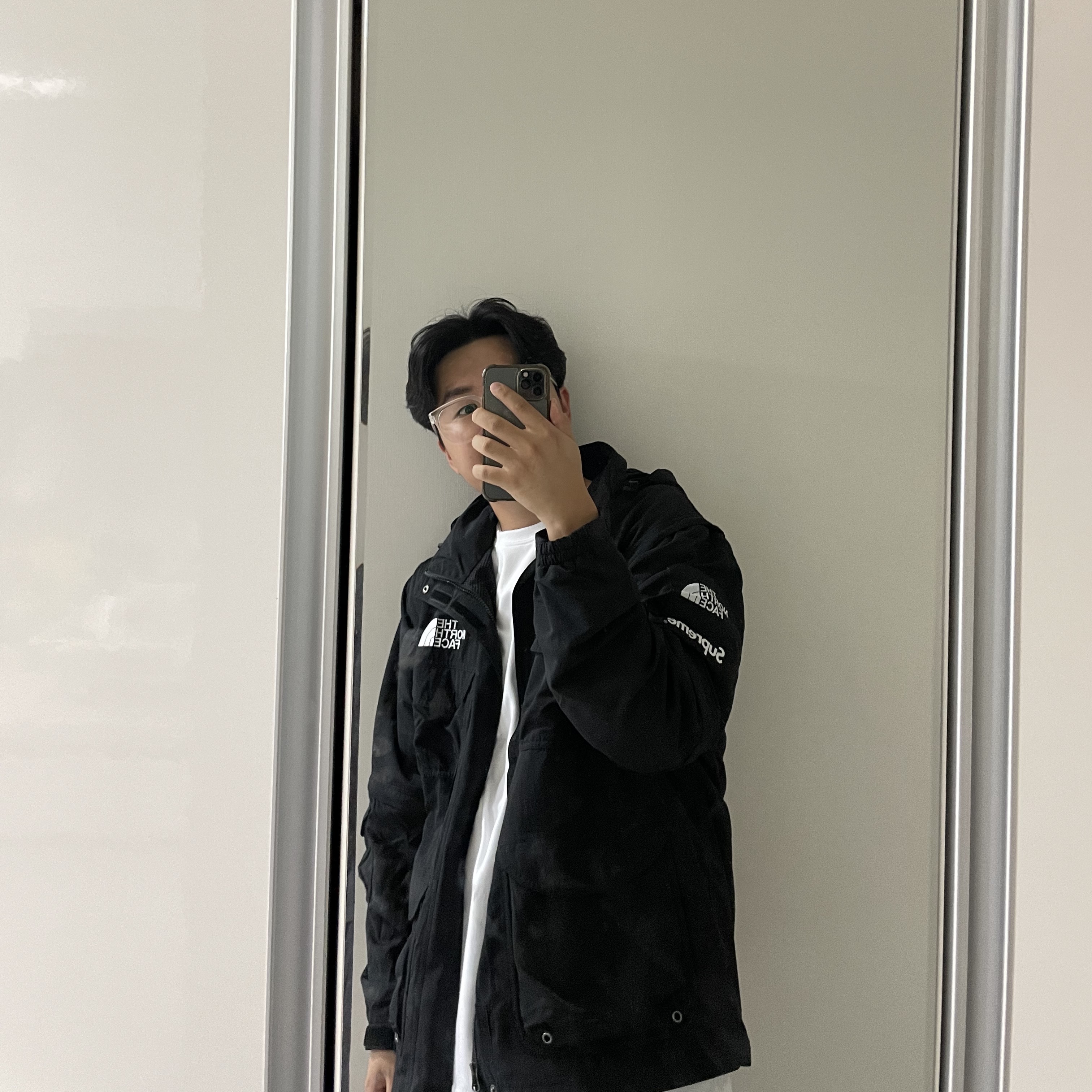 Supreme x The North Face Trekking Convertible Jacket Black - 22SS, IAB Studio T-Shirt White Light Green 착용 스타일