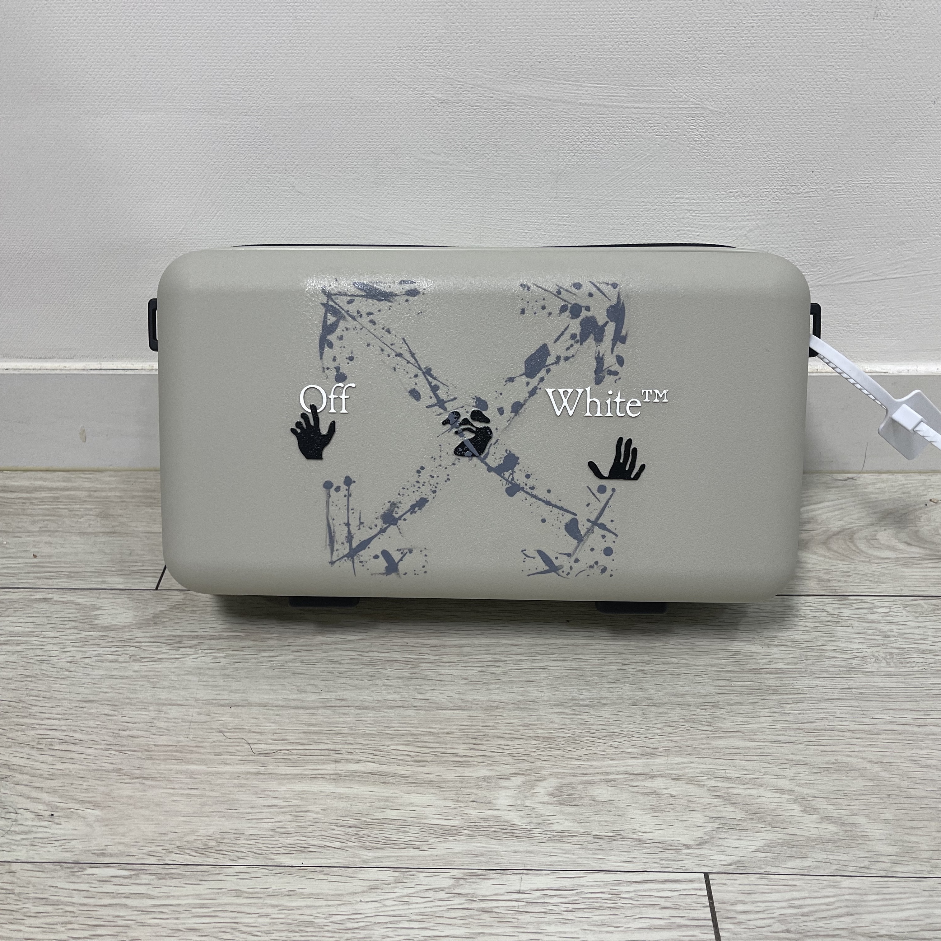 Off-White x Amore Pacific Protection Box (Without Cosmetics) 착용 스타일 - 1