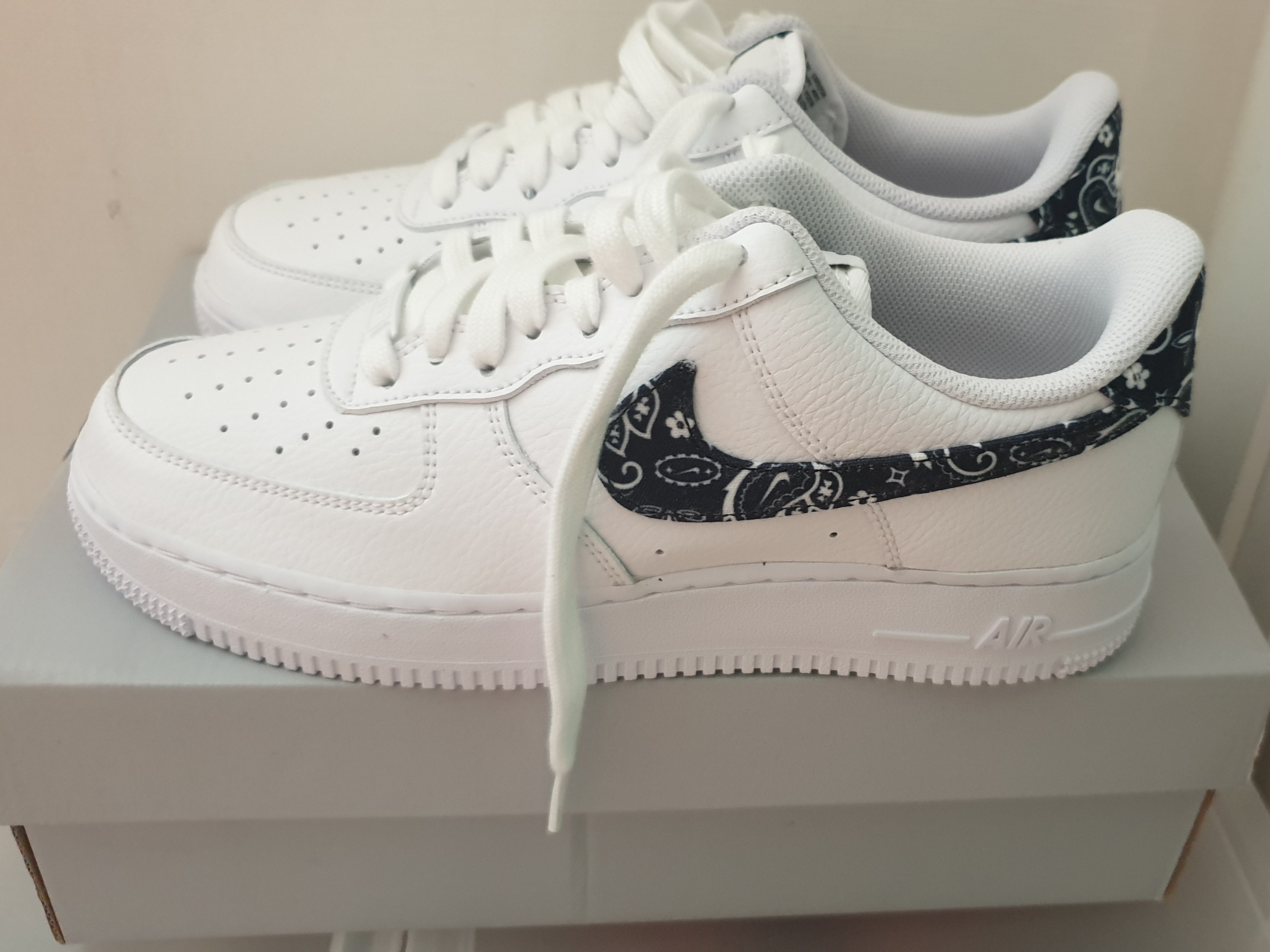 (W) Nike Air Force 1 '07 Essential Paisley Swoosh White Black 착용 스타일