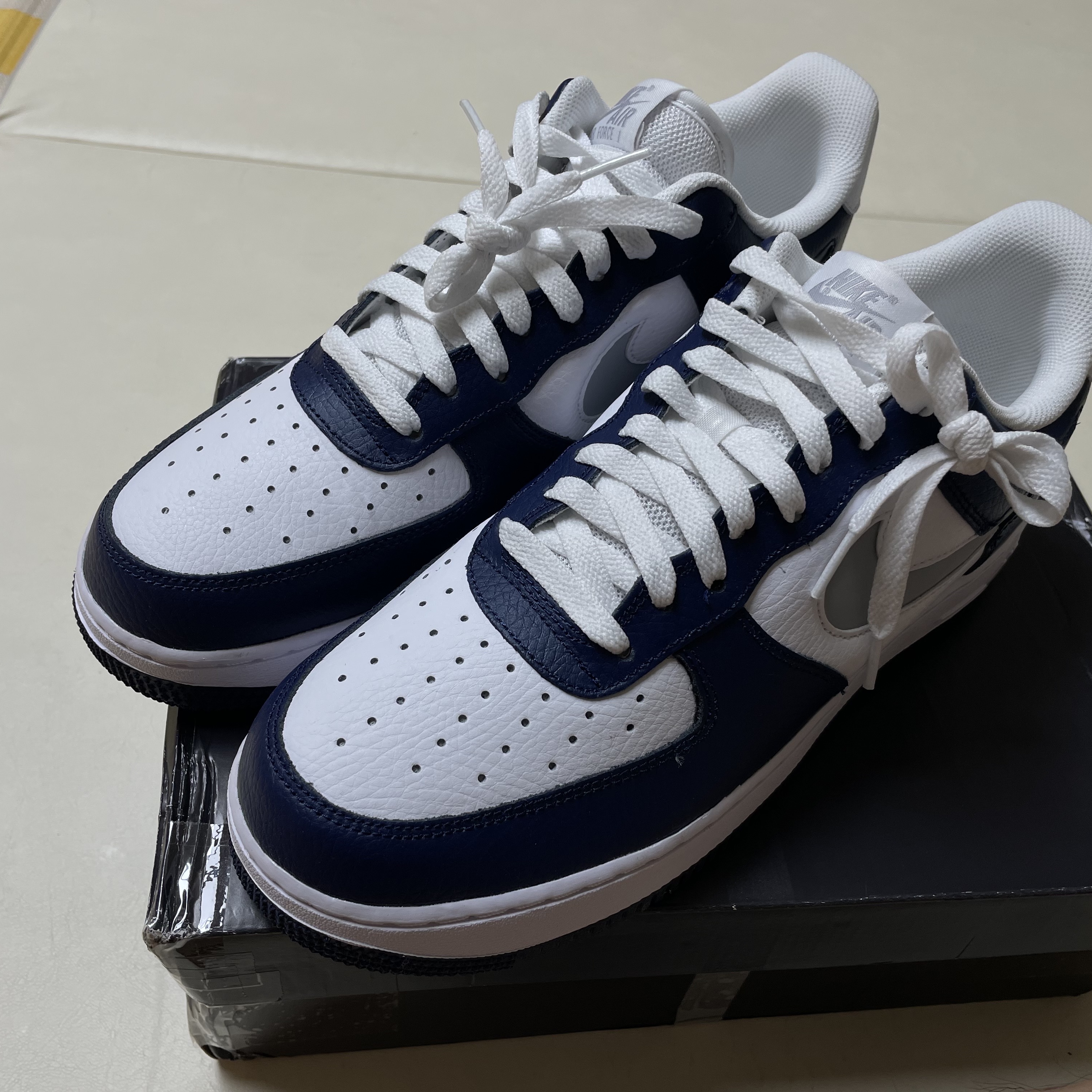 Nike Air Force 1 '07 Cut Out Swoosh Midnight Navy 착용 스타일