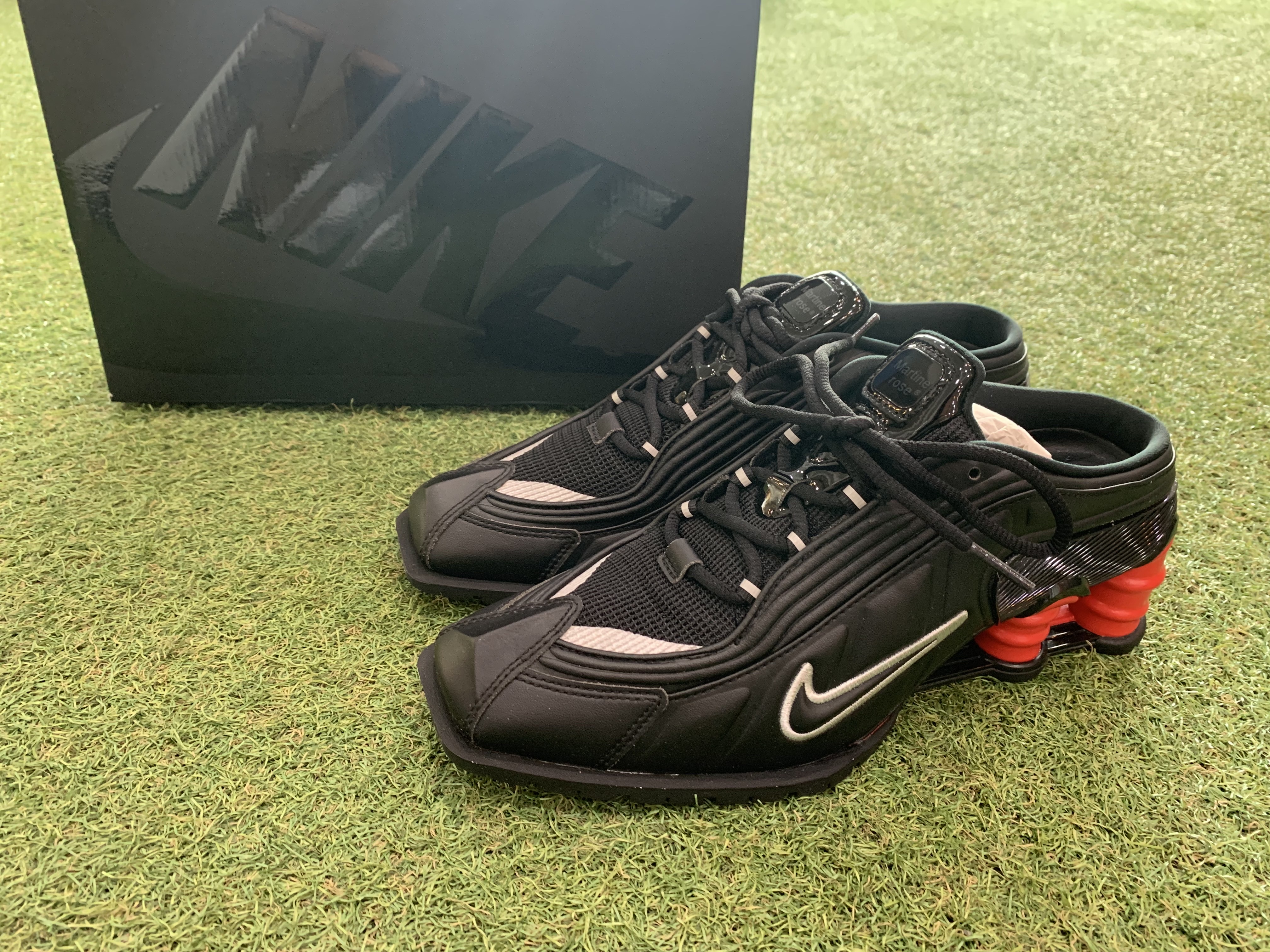 Nike x Martine Rose Shox MR4 Black 착용 스타일 - 1