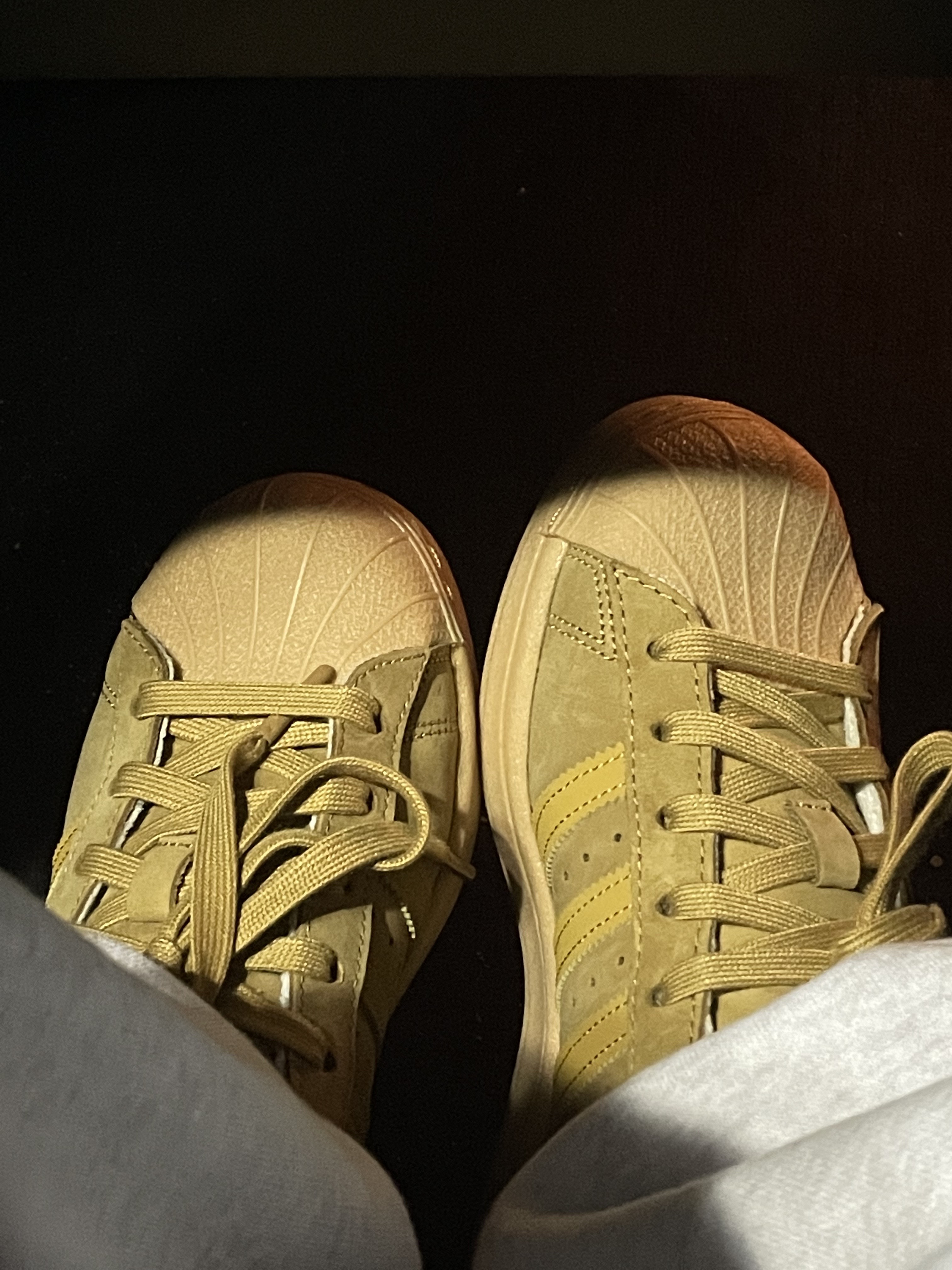 Adidas Superstar Mesa Brown 착용 스타일